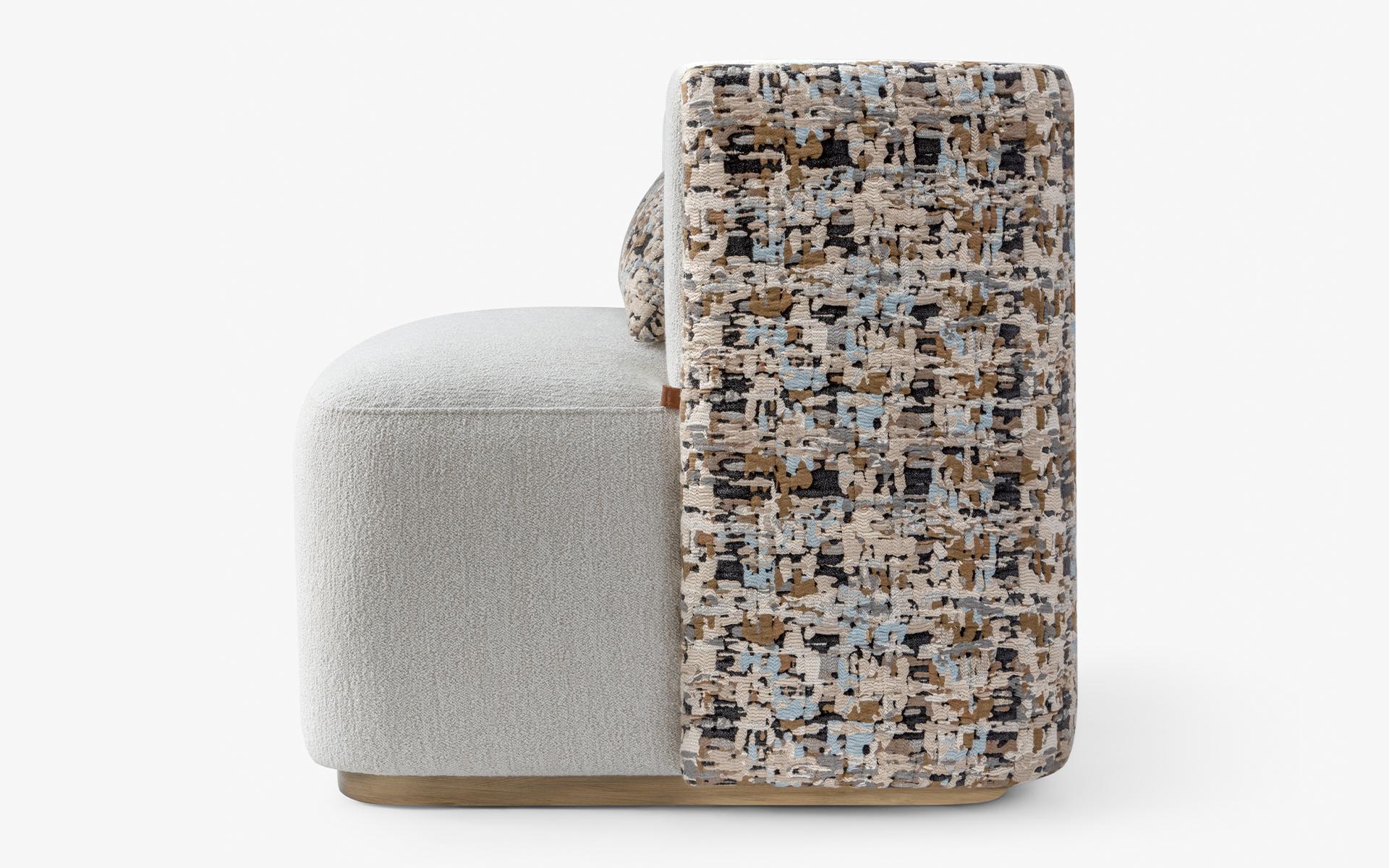 Die Serie PAPILLONNE hebt sich in jedem Bereich durch ihr auffälliges, modernes Design und ihre Materialvielfalt ab und verleiht Räumen mit ihrem minimalen Erscheinungsbild ein völlig neues Gesicht. Der Sessel PAPILLONNE zeichnet sich durch seine