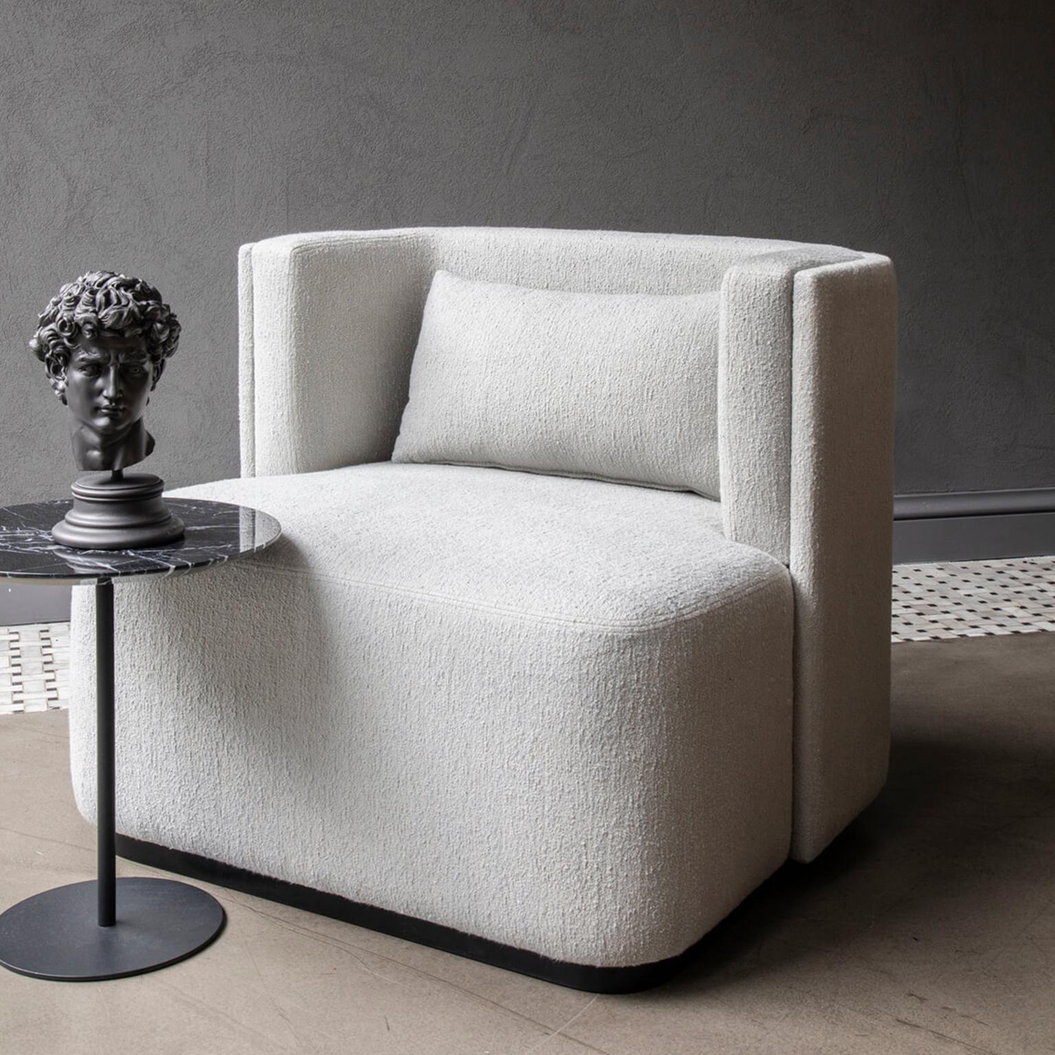 The papillonne swivel armchair complements your style with its flawless form and unmatched comfort, adding a unique character to your space.

Standing out in every field with its eye-catching modern design approach and material variety, the