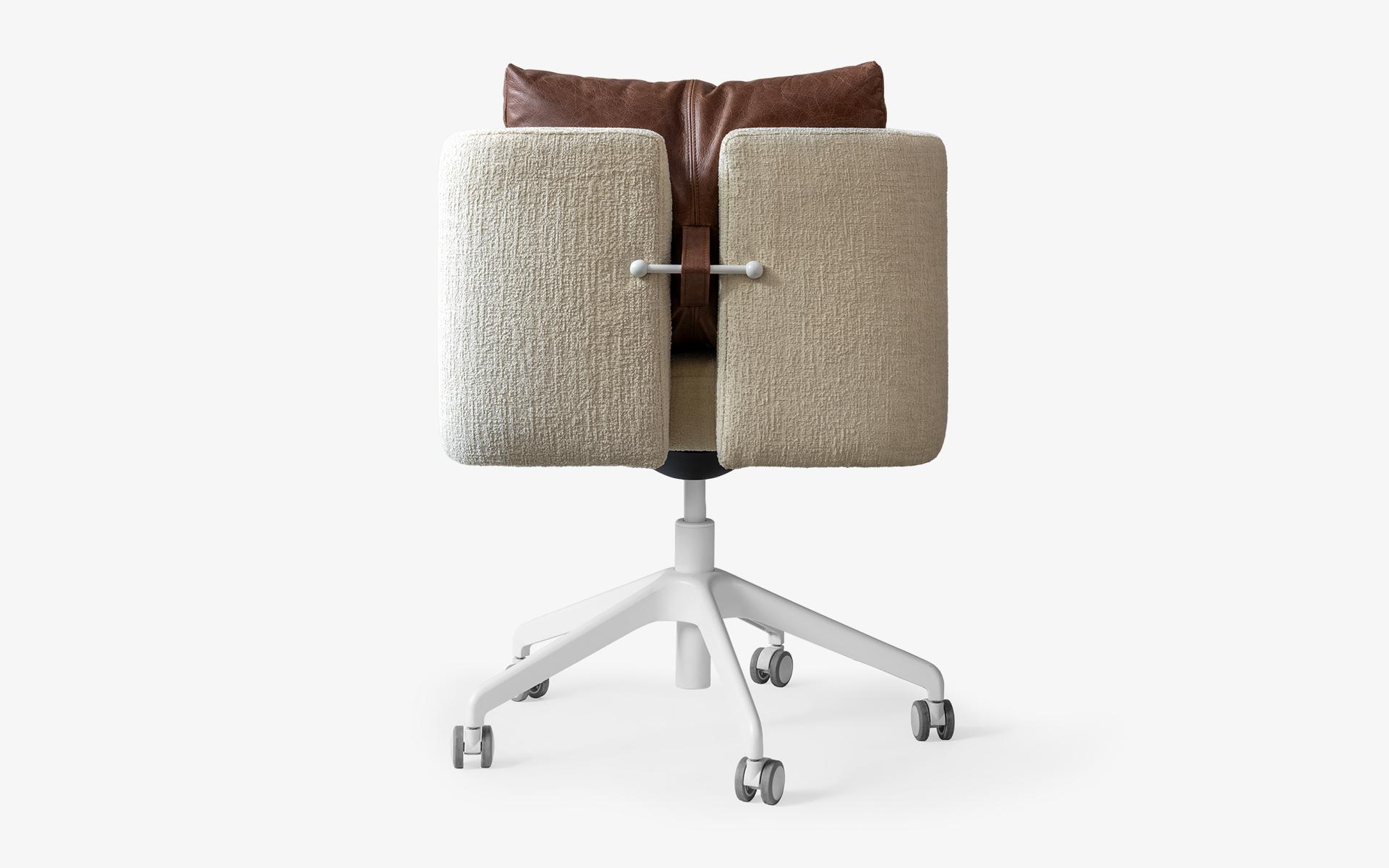 Turc Papillonne Chaise de bureau blanche pivotante à roulettes avec coussin en cuir véritable Brown en vente