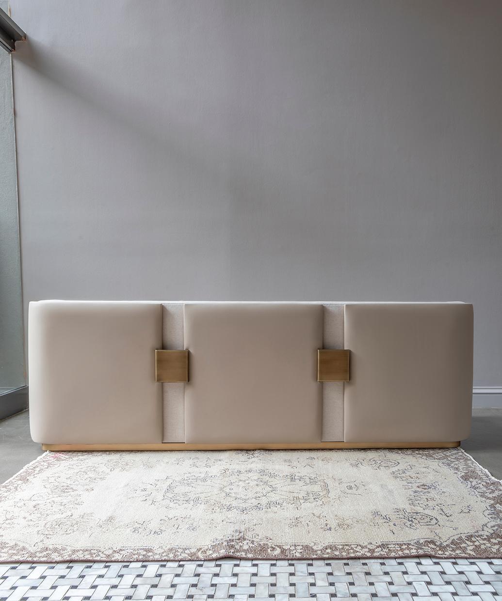 Papillonne Dreisitzer-Sofa mit Messing-Accessoire (Moderne) im Angebot