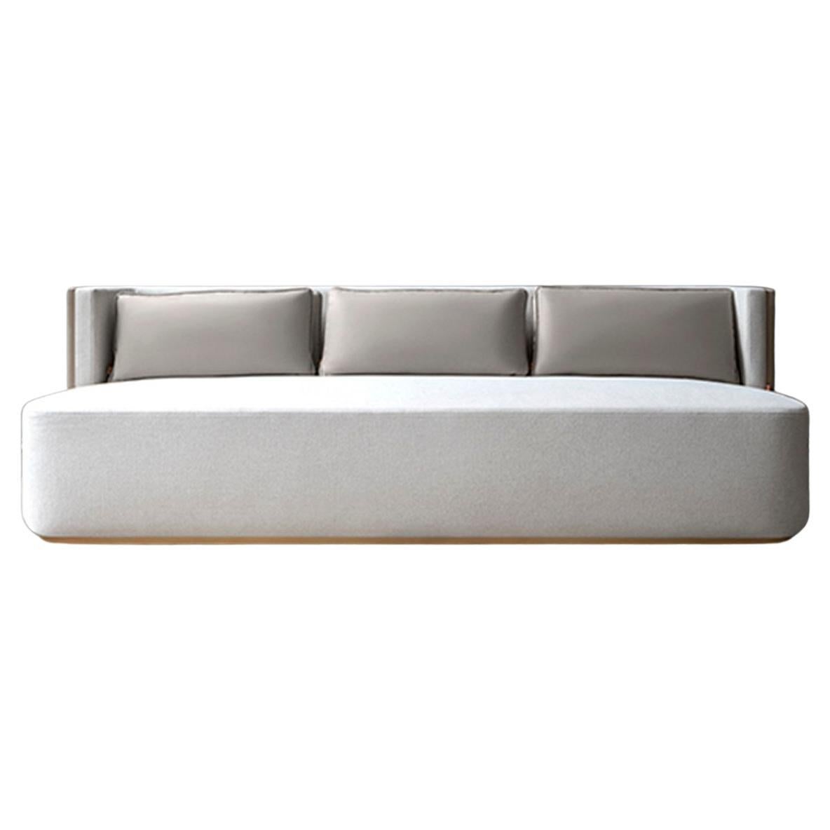 Papillonne Dreisitzer-Sofa mit Messing-Accessoire im Angebot