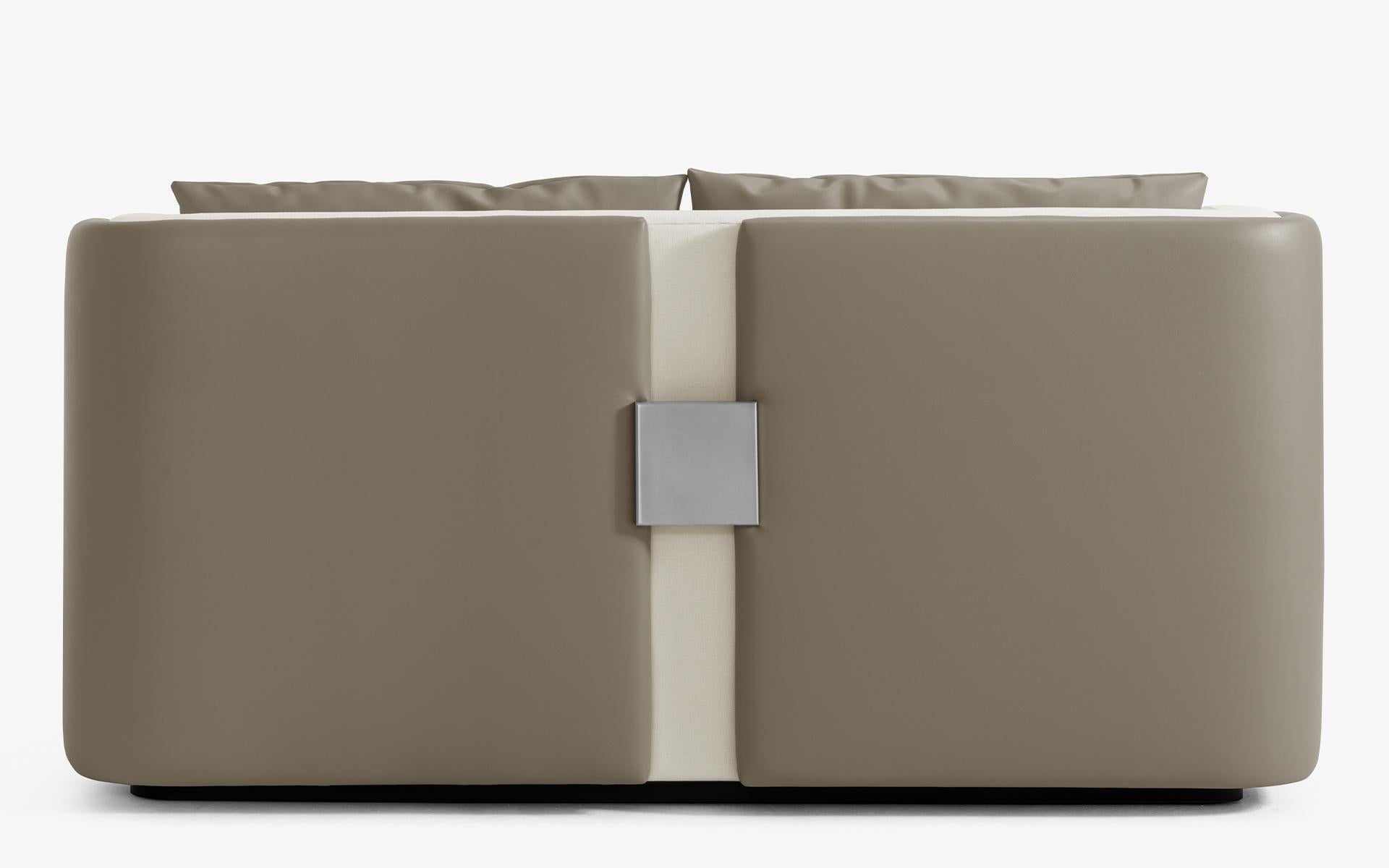 Se démarquant dans tous les domaines grâce à son approche moderne et accrocheuse du design et à la variété des matériaux, la série PAPILLONNE apporte un tout nouveau visage aux espaces grâce à son apparence minimale. Le canapé double PAPILLONE