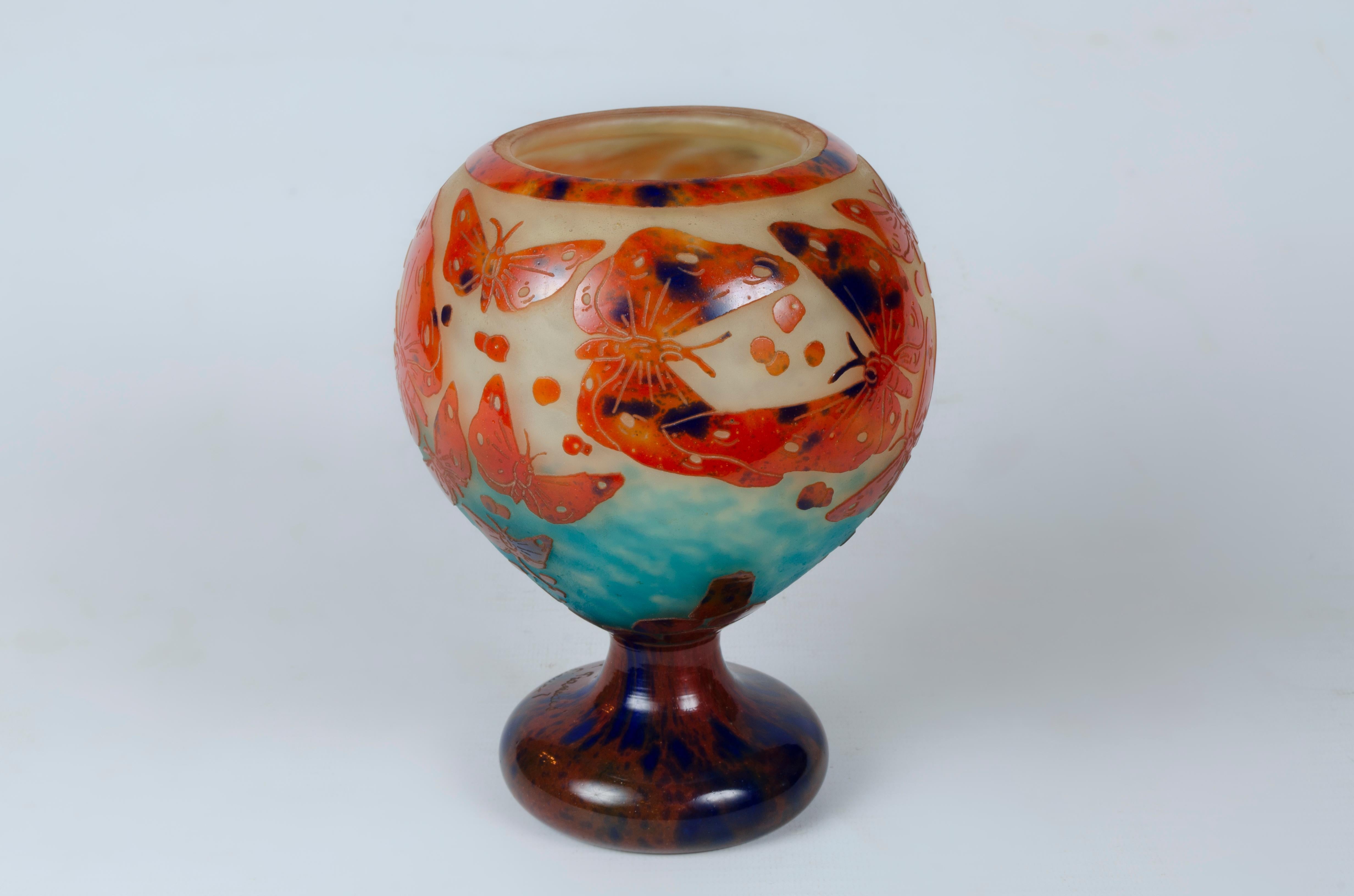 Acid-etched artistic glass vase, “Papillons” model. By Charles Schneide (1881-1953). Signature Le Verre Français.

Charles Schneider, Le Verre Français - Charder, 
