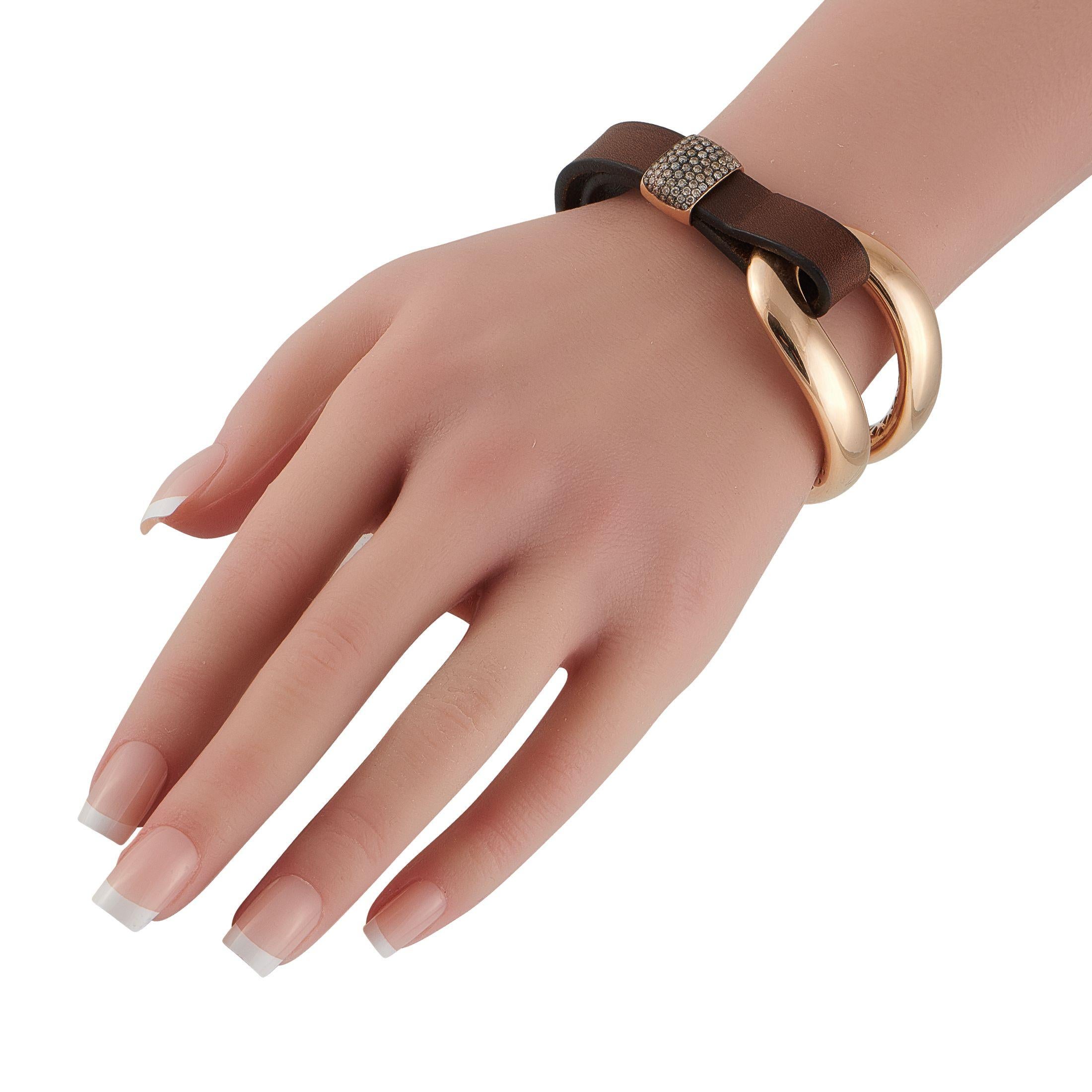 Esta pulsera Papin está bellamente equilibrada. La piel y el oro rosa de 18 quilates crean un bello contraste en este accesorio contemporáneo. Los diamantes de color marrón con un peso total de 1,02 quilates hacen que su contemplación sea aún más