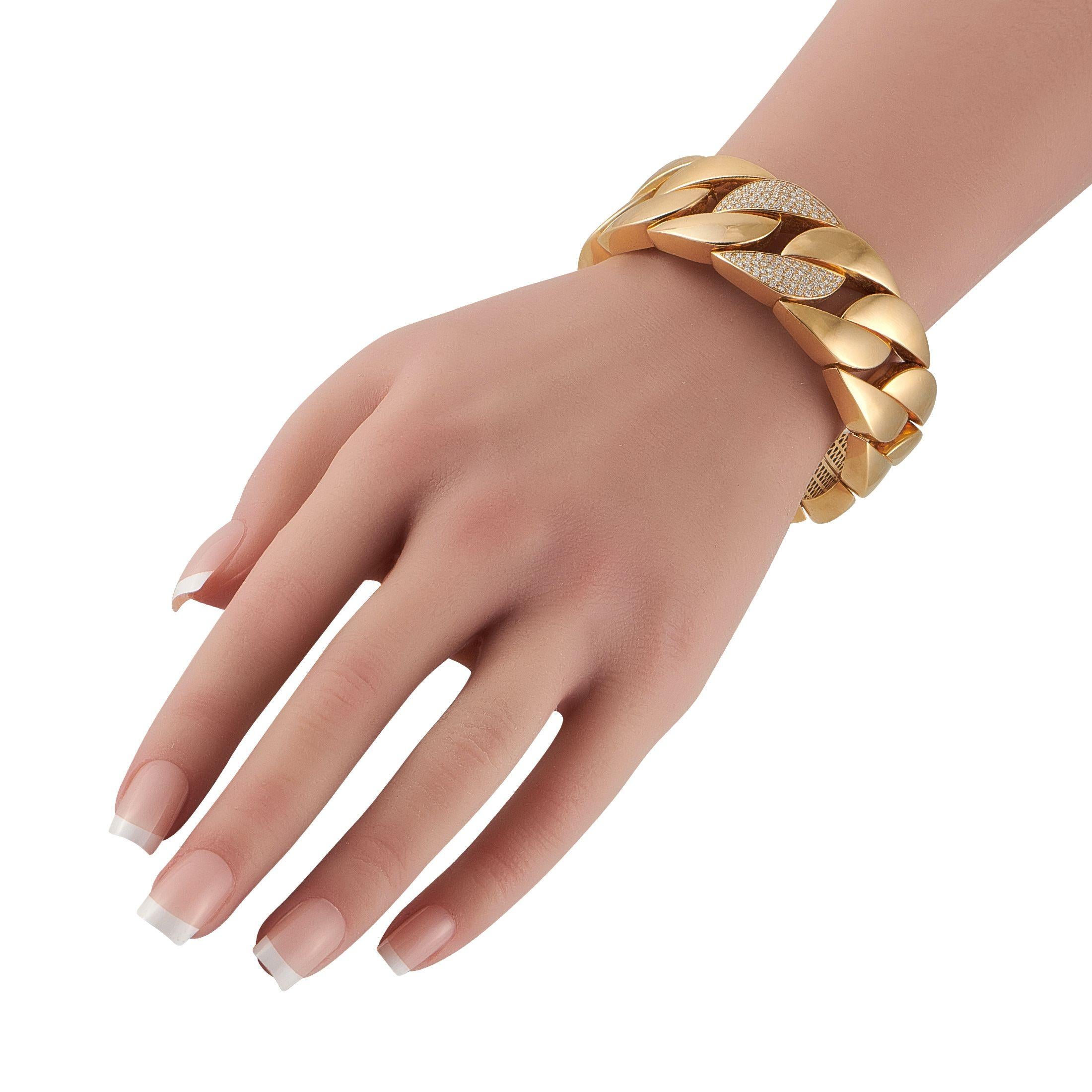 Ce bracelet Papin est une pièce de luxe qui ne se démodera jamais. Le design en chaîne spectaculaire offre des lignes épurées et un sens classique de l'élégance. Au centre, des diamants enchâssés totalisant 1,20 carat apportent l'éclat parfait. Chic
