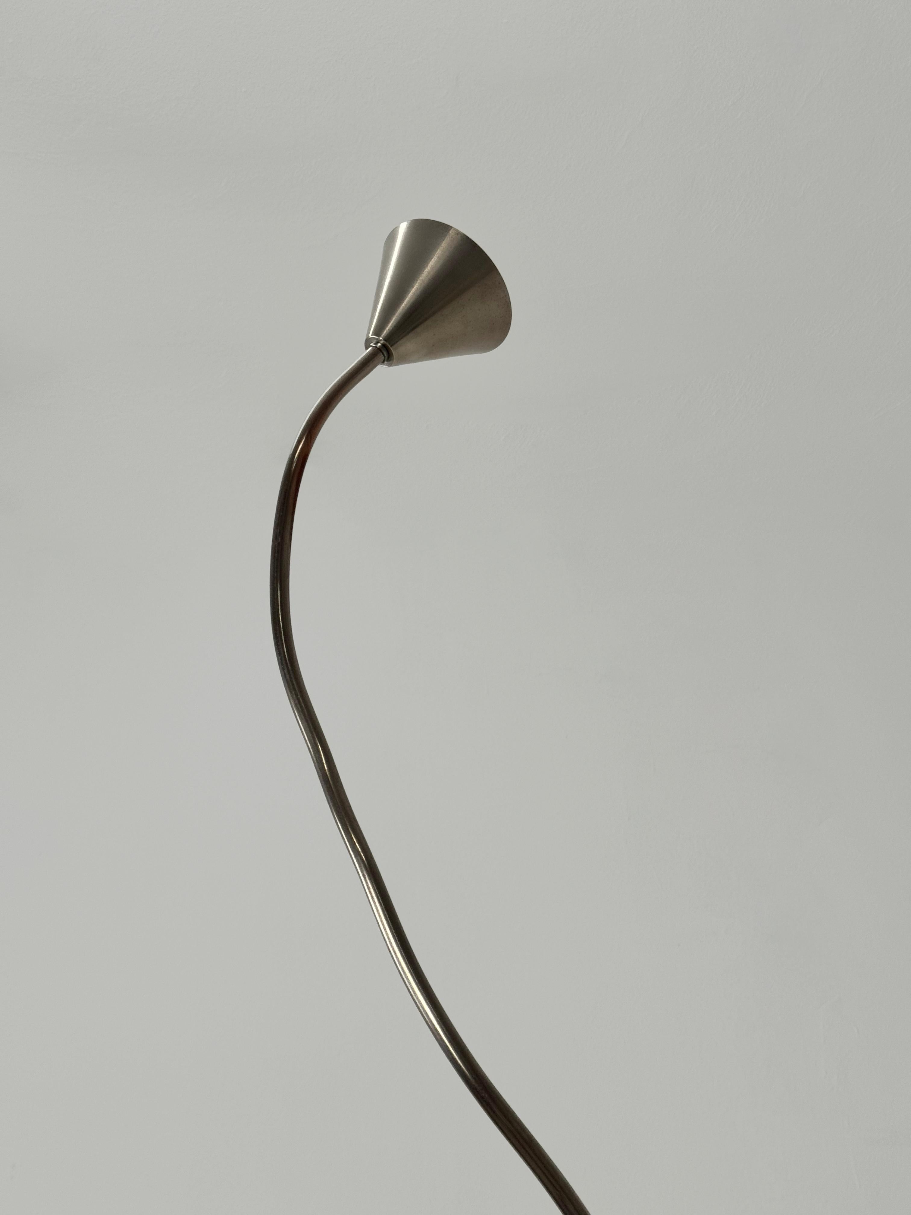 Lámpara de pie Papiro de Sergio Calatroni para Pallucco, Italia 1989

Con la lámpara de pie Papiro, Sergio Calatroni fusionó a la perfección el arte y el diseño transformando el concepto de una sola línea -un elemento esencial del dibujo y el