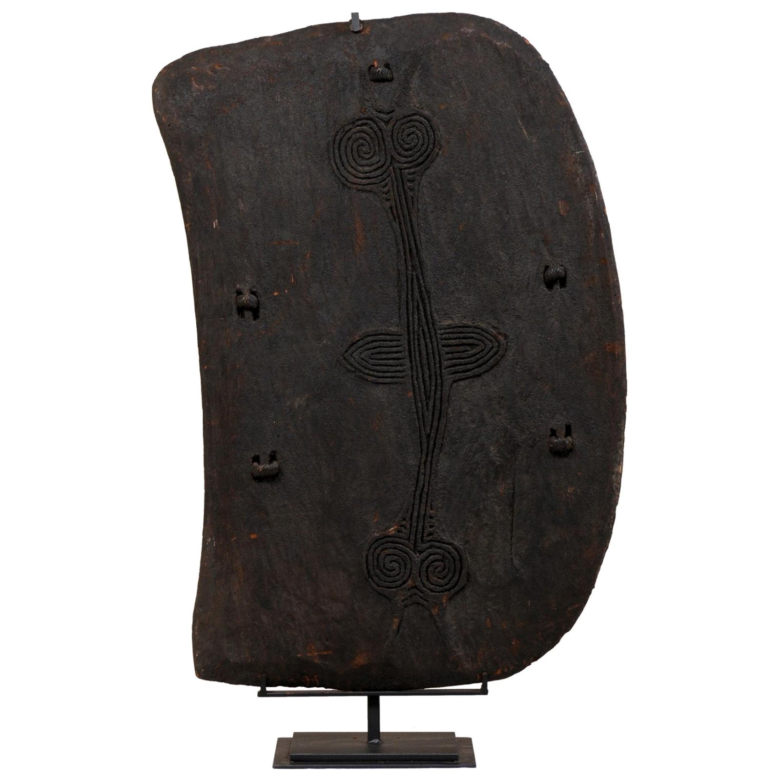 Scudo Lumi in legno intagliato della Papua Nuova Guinea su supporto in ferro personalizzato