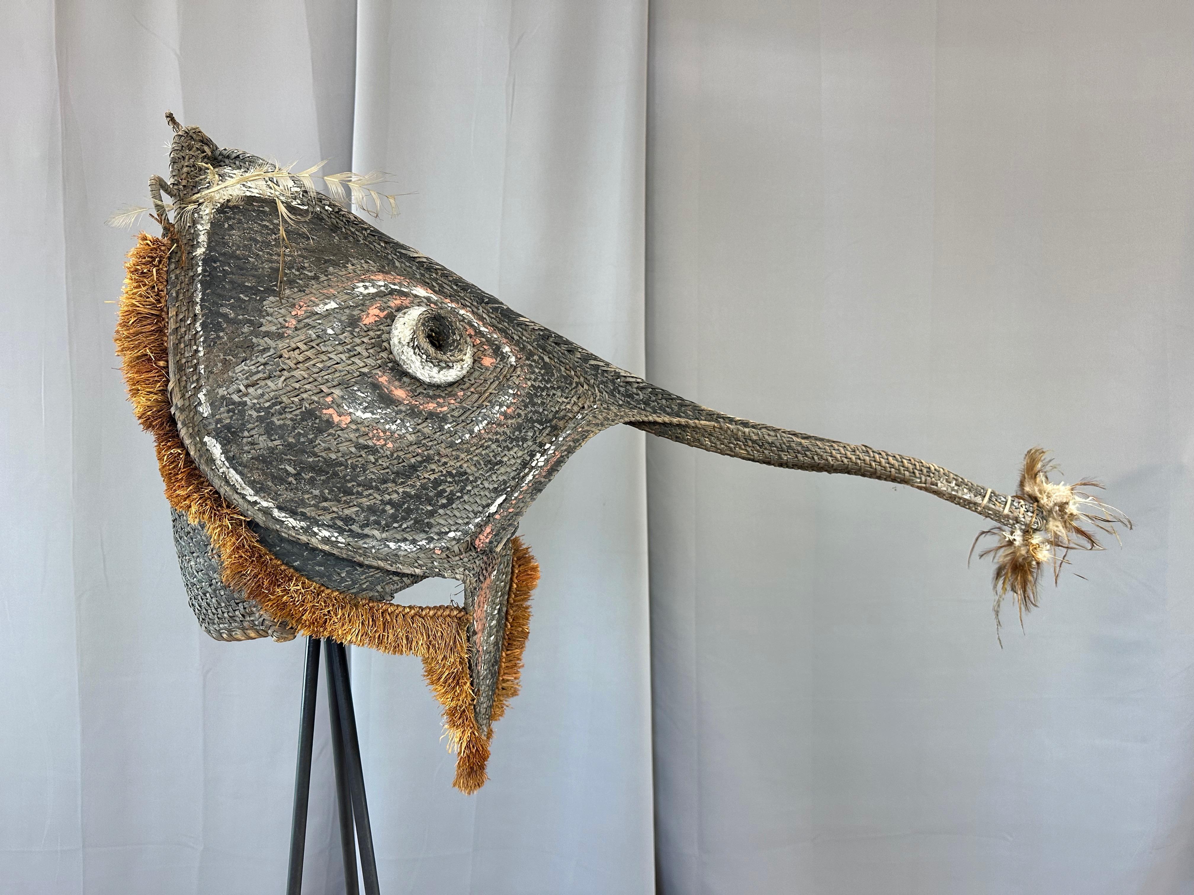 Máscara de iniciación del pueblo Iatmul de Papúa Nueva Guinea, río Sepik Medio, mediados del siglo XX. en venta 3