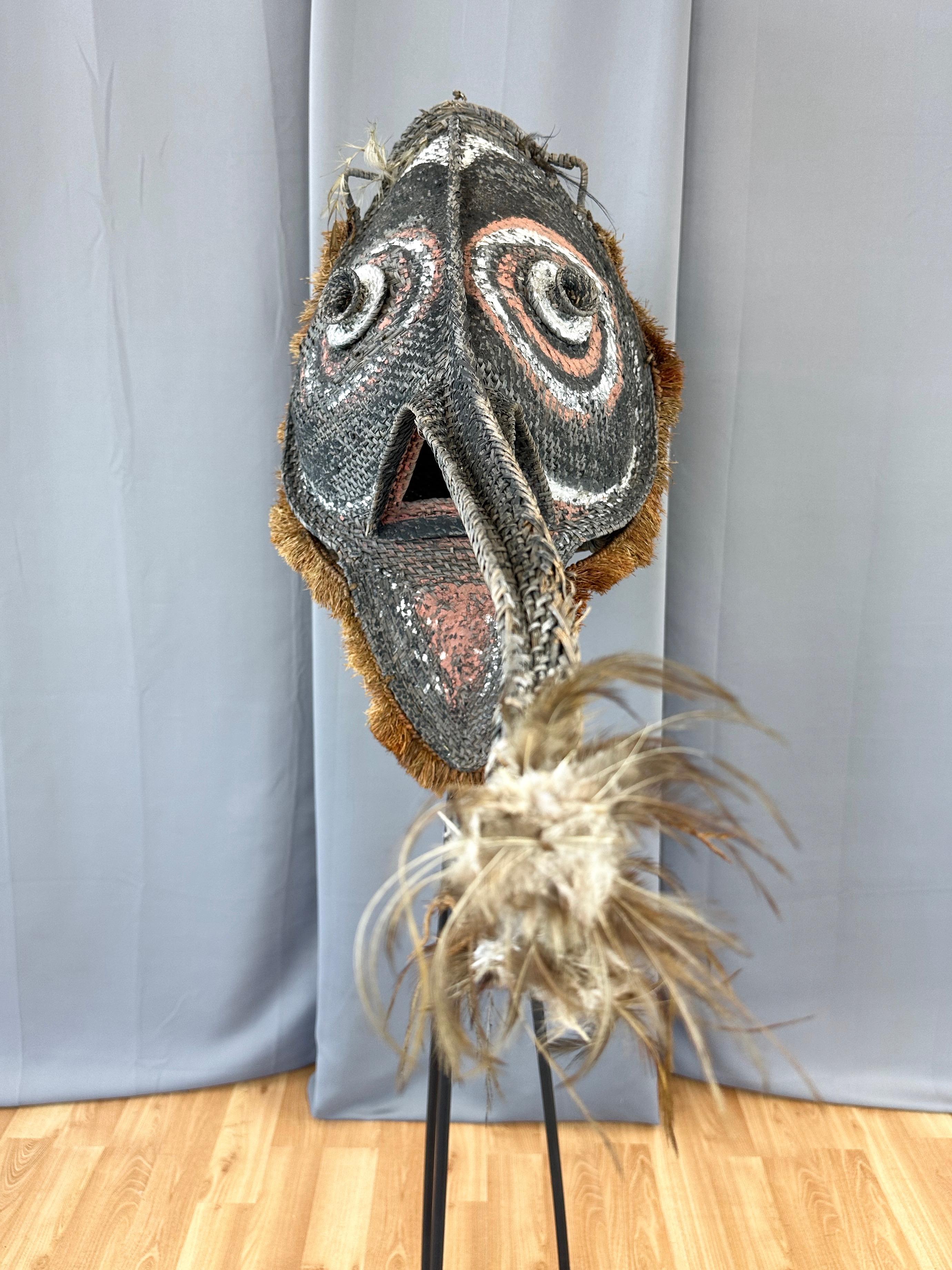 Máscara de iniciación del pueblo Iatmul de Papúa Nueva Guinea, río Sepik Medio, mediados del siglo XX. en venta 5