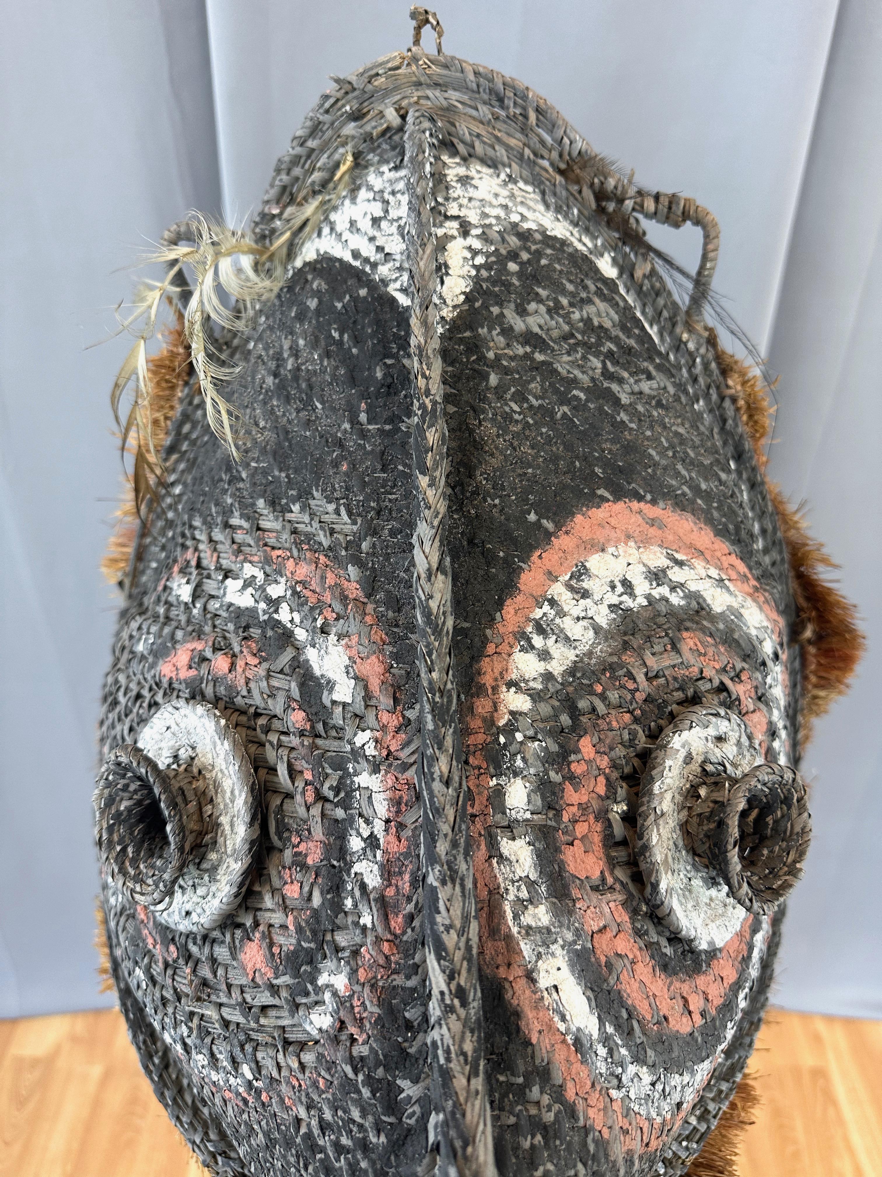 Máscara de iniciación del pueblo Iatmul de Papúa Nueva Guinea, río Sepik Medio, mediados del siglo XX. en venta 6
