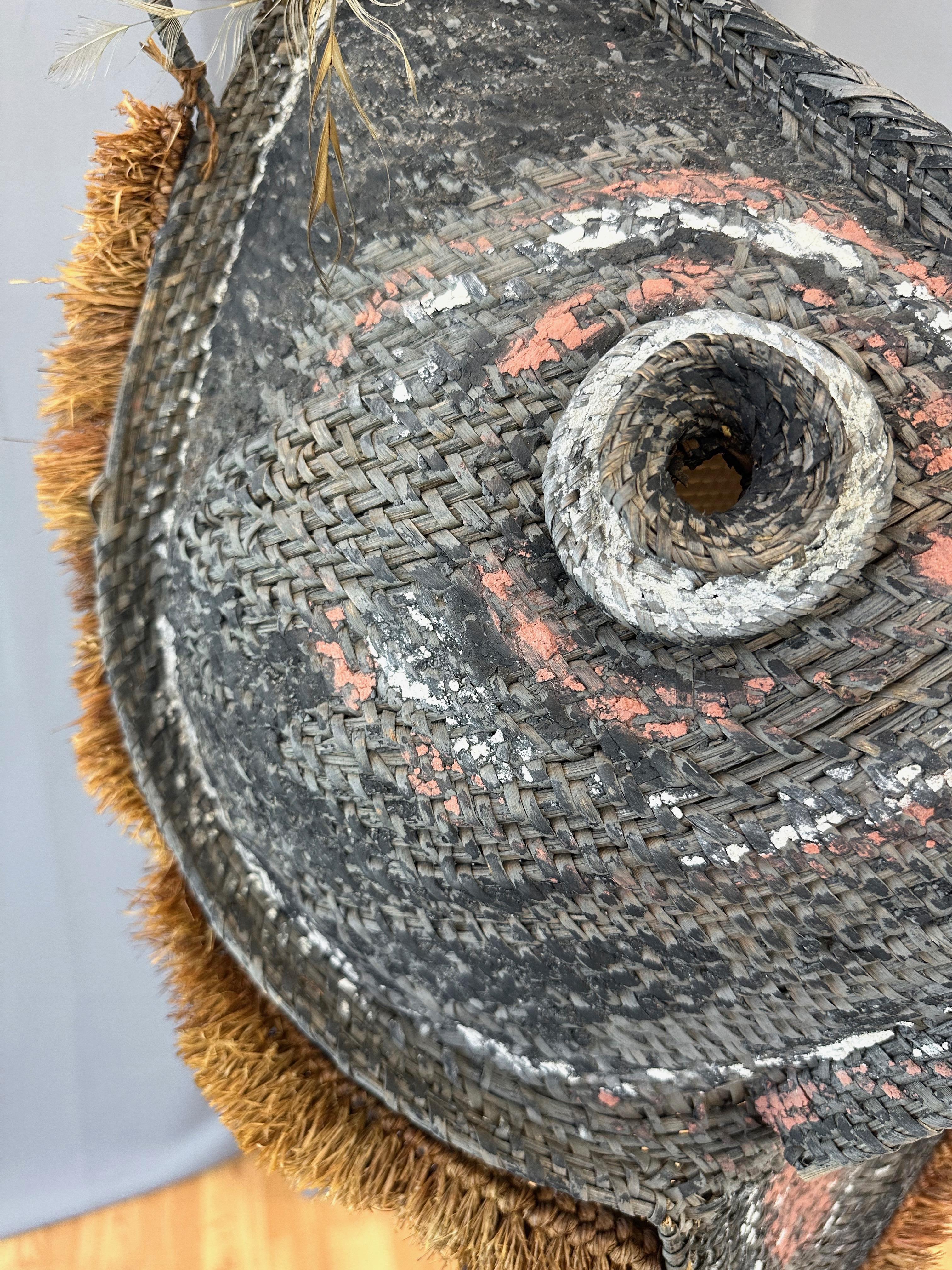 Máscara de iniciación del pueblo Iatmul de Papúa Nueva Guinea, río Sepik Medio, mediados del siglo XX. en venta 8