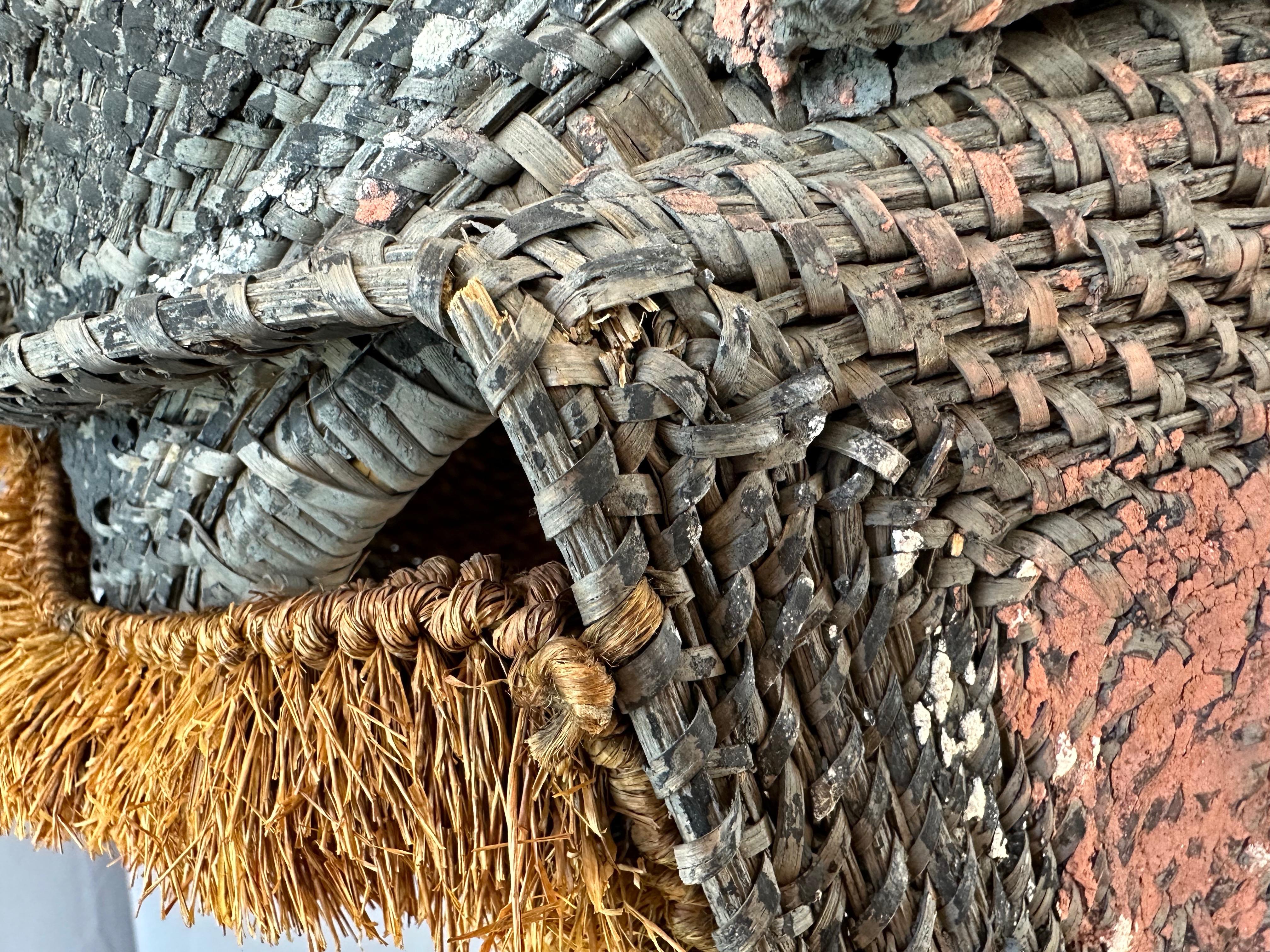 Máscara de iniciación del pueblo Iatmul de Papúa Nueva Guinea, río Sepik Medio, mediados del siglo XX. en venta 9