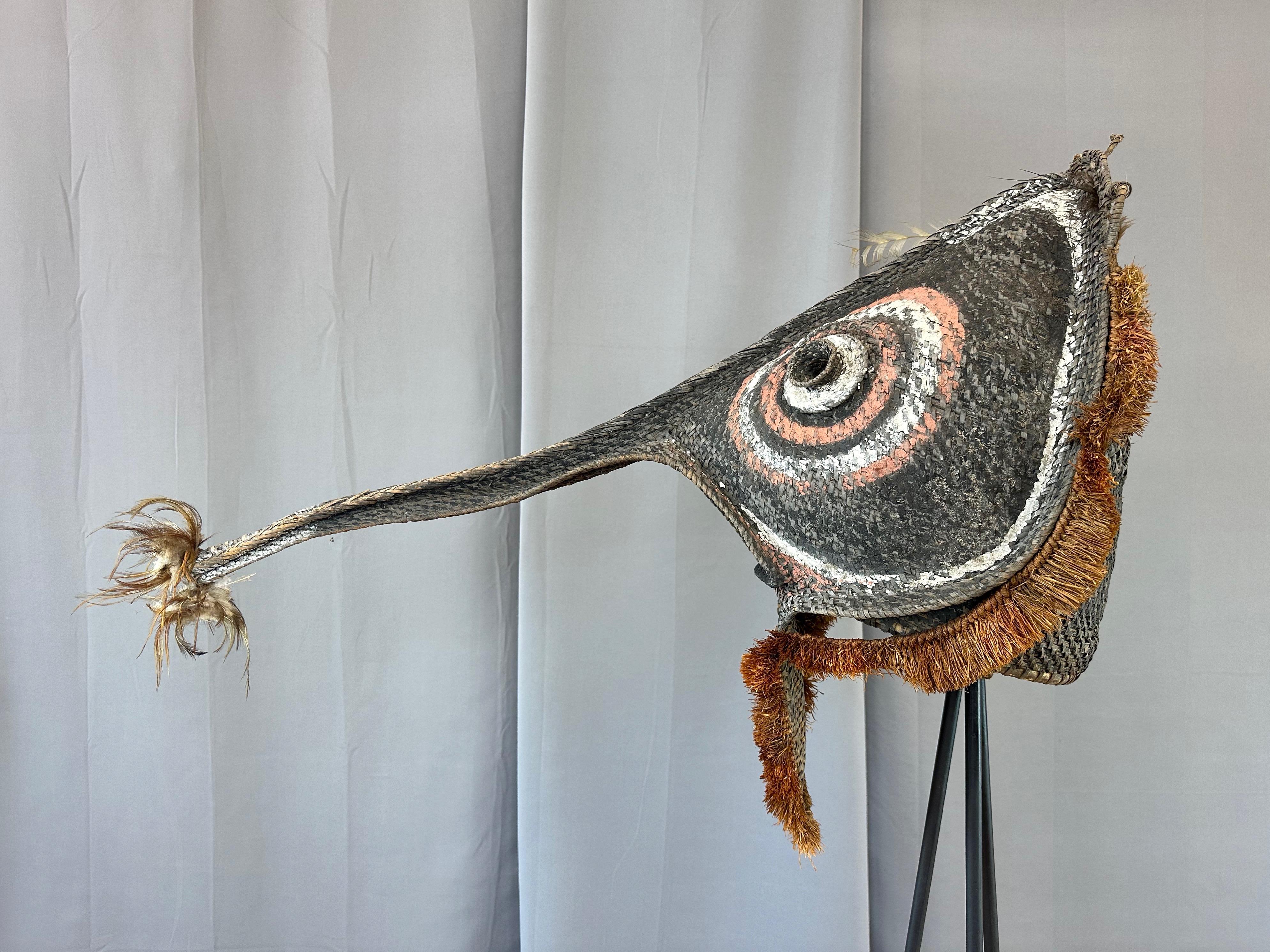 Máscara de iniciación del pueblo Iatmul de Papúa Nueva Guinea, río Sepik Medio, mediados del siglo XX. Hecho a mano en venta