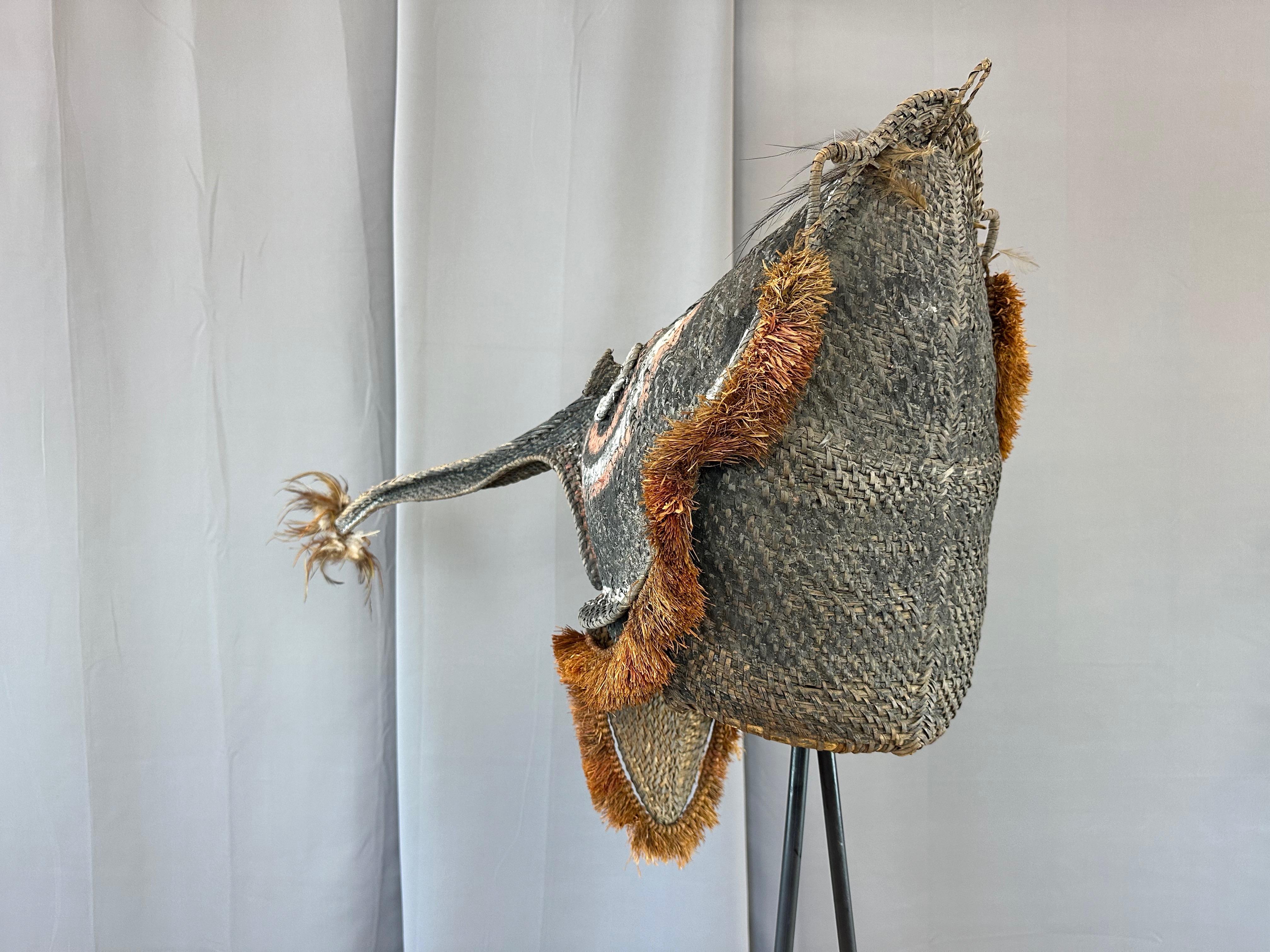 Máscara de iniciación del pueblo Iatmul de Papúa Nueva Guinea, río Sepik Medio, mediados del siglo XX. Mimbre en venta
