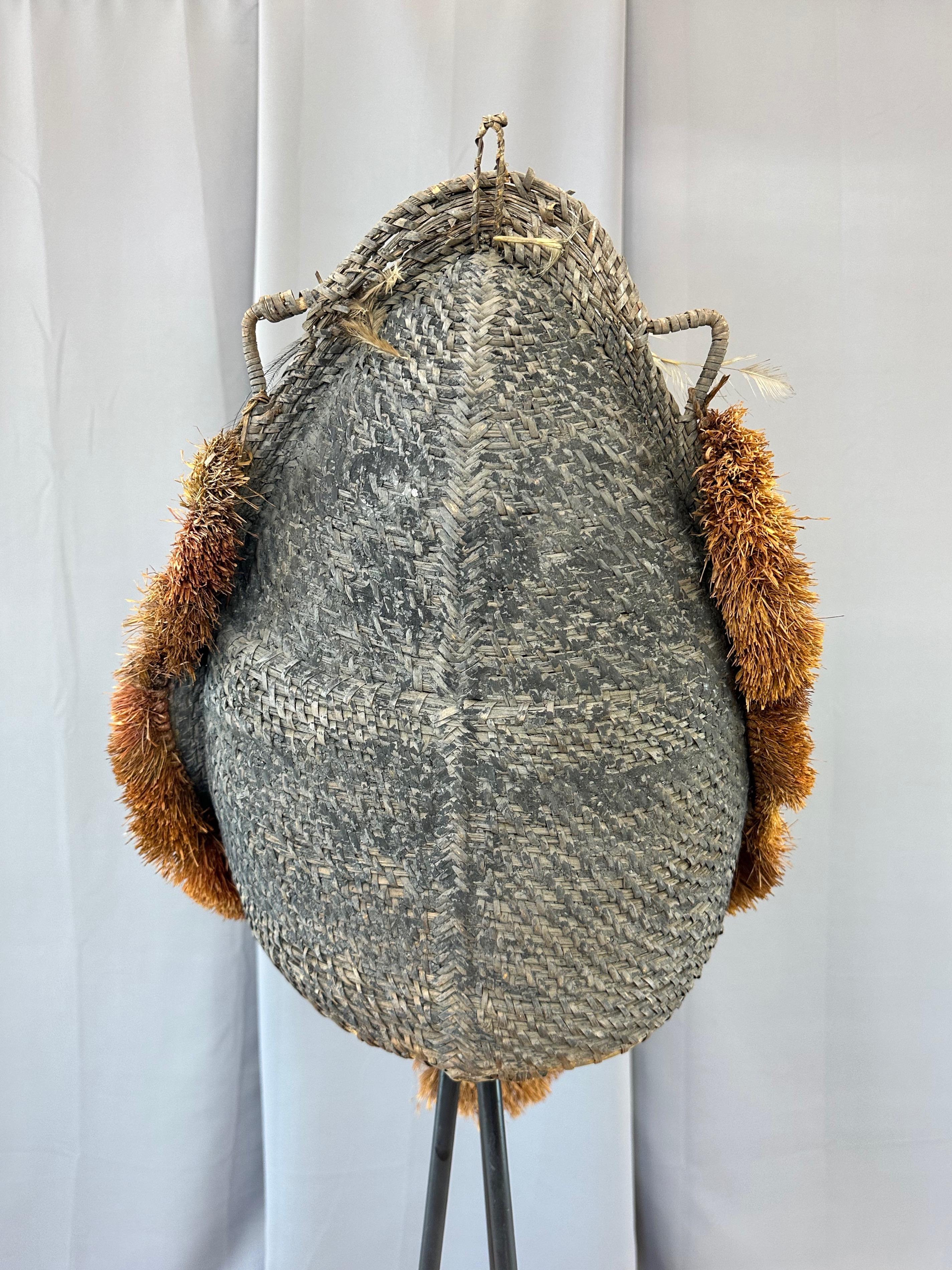 Máscara de iniciación del pueblo Iatmul de Papúa Nueva Guinea, río Sepik Medio, mediados del siglo XX. en venta 1