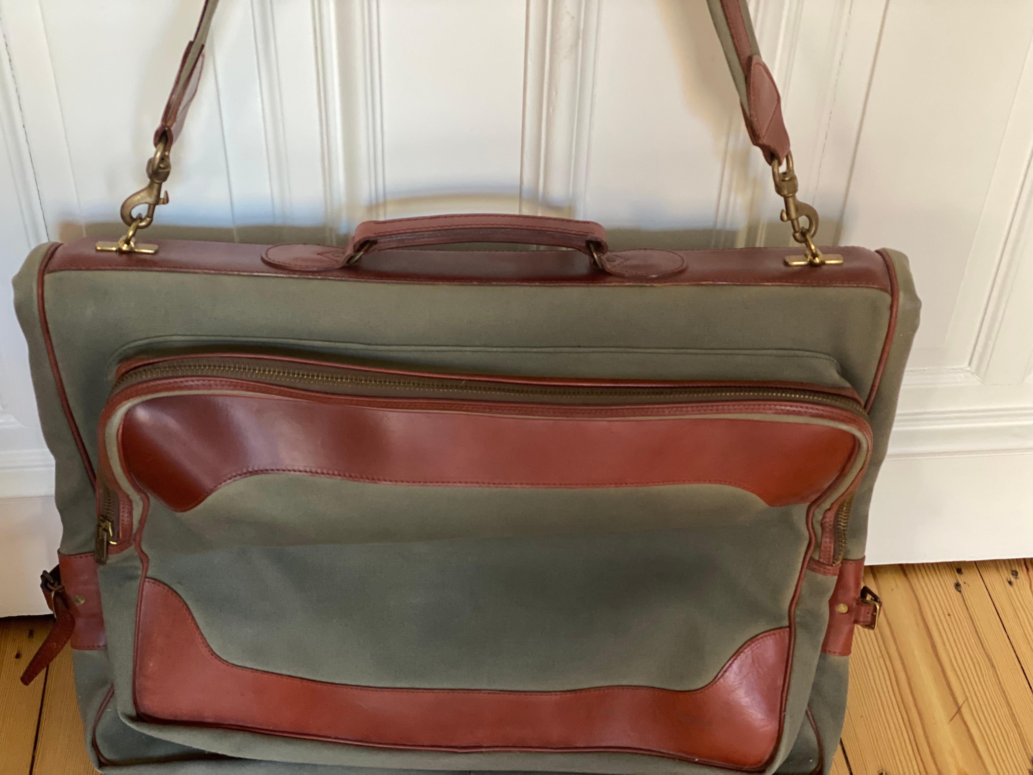 This classic Papworth Suit Traveler is almost impossible to find anymore and is an absolute collector's item! Manufactured in the 1990's by Swaine Adeney Brigg, the luxury luggage manufacturer in London.

The suit bag combines the elegance and