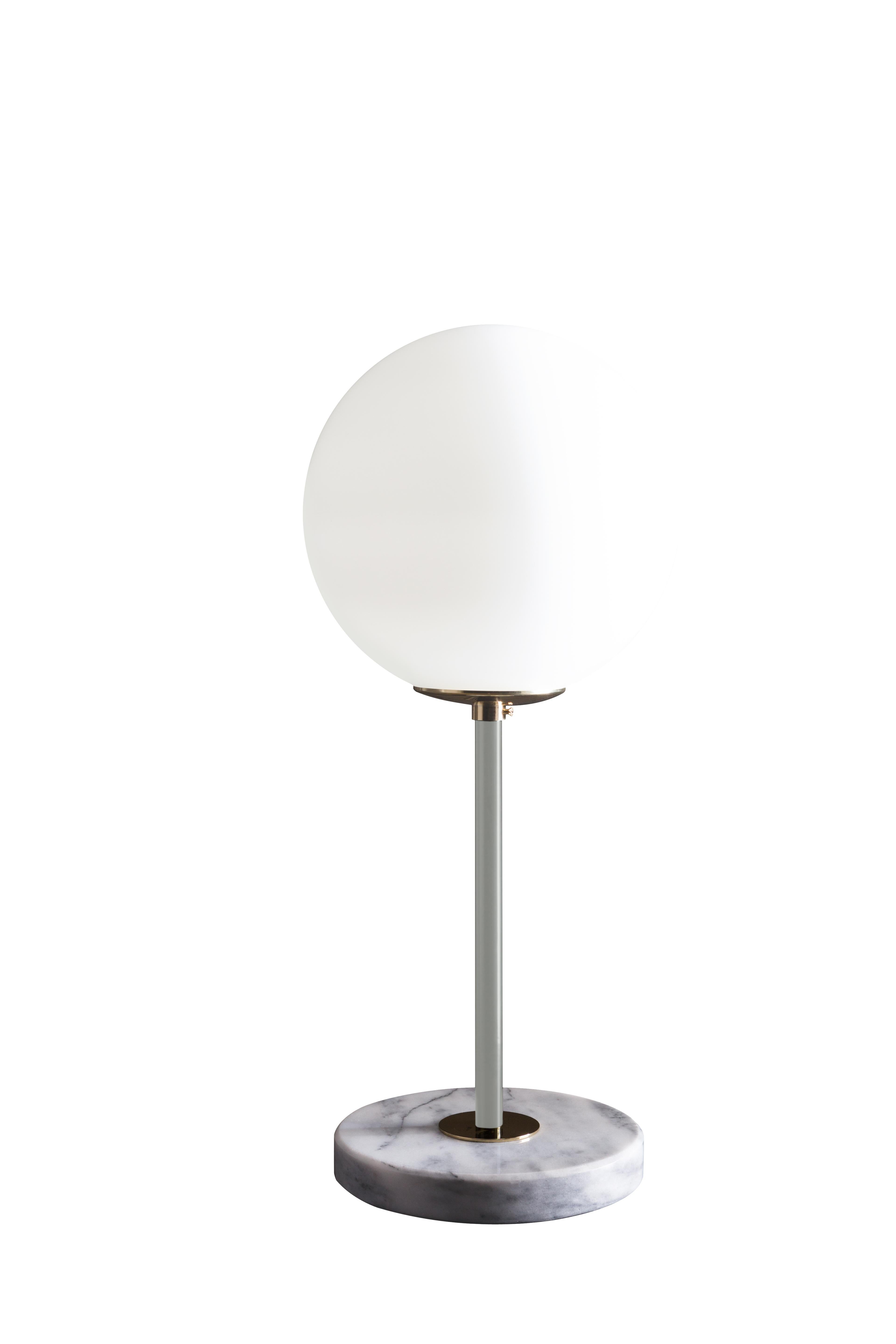 Lampe de table en laiton jaune 06 par Magic Circus Editions
Dimensions : H 50 x L 22 cm
Matériaux : Laiton lisse, verre soufflé à la bouche

Finitions disponibles : Laiton et nickel
Couleurs disponibles (tube central) : Noir, pin vert, vin
