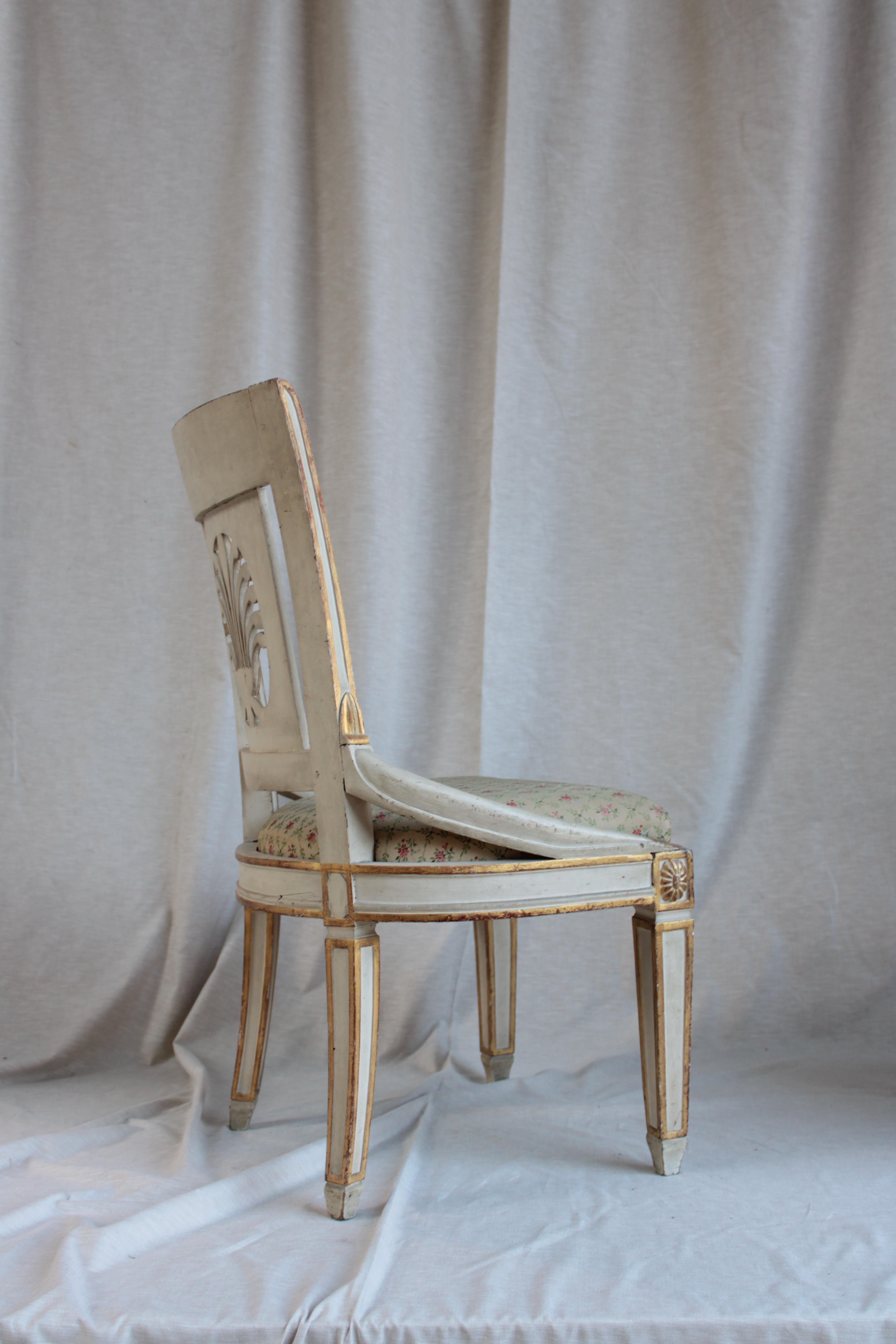 Paar Stühle im Stil von Carlos IV in weiß und gold lackiert und gepolstert.
Stühle im künstlerischen Stil des letzten Viertels des 18. und frühen 19.
Verwendung edler MATERIALIEN und aufwändiger Dekoration.