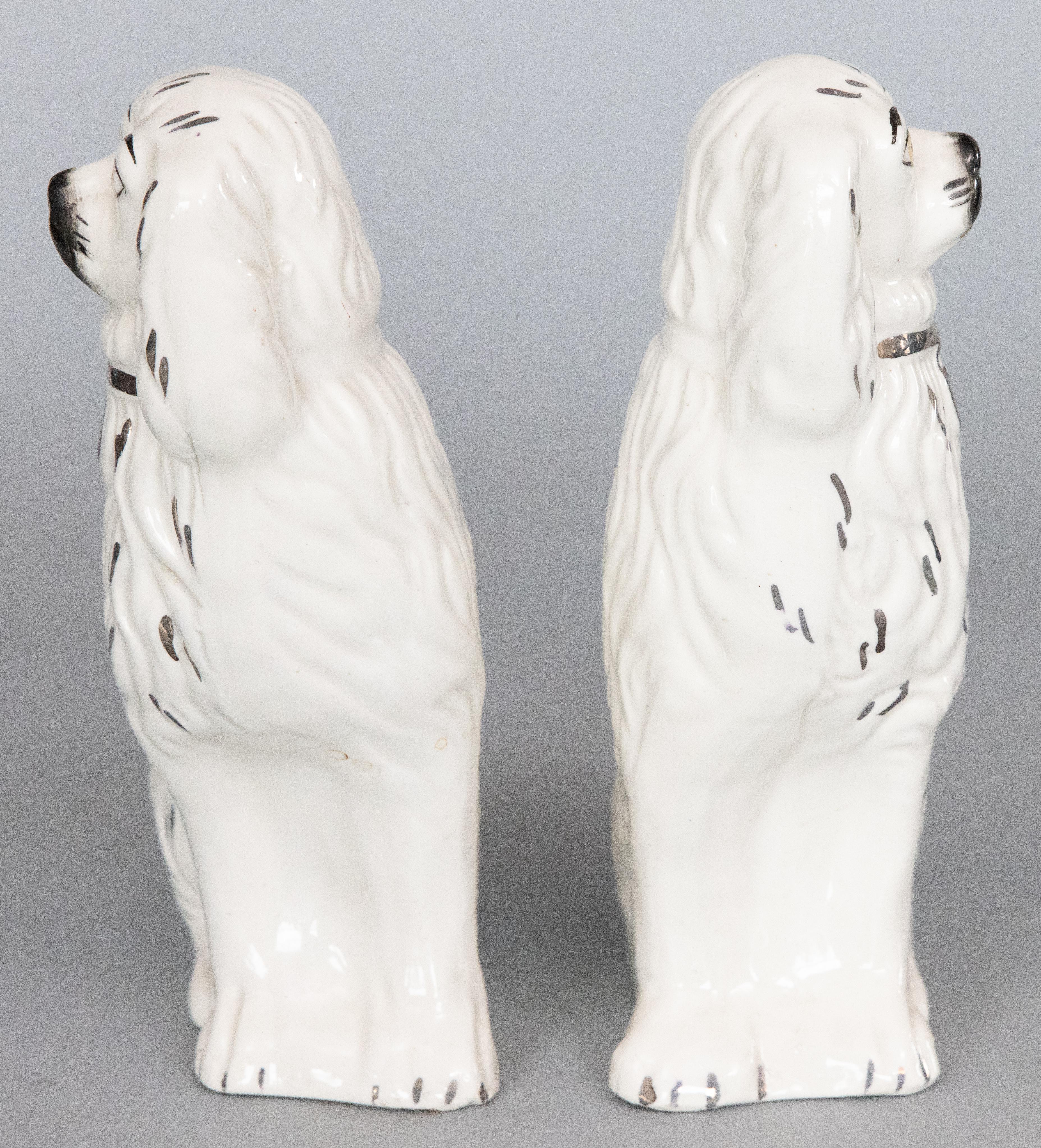 Par of Antique Early 20th Century English Staffordshire Spaniel Dogs Figurines In Good Condition For Sale In Pearland, TX