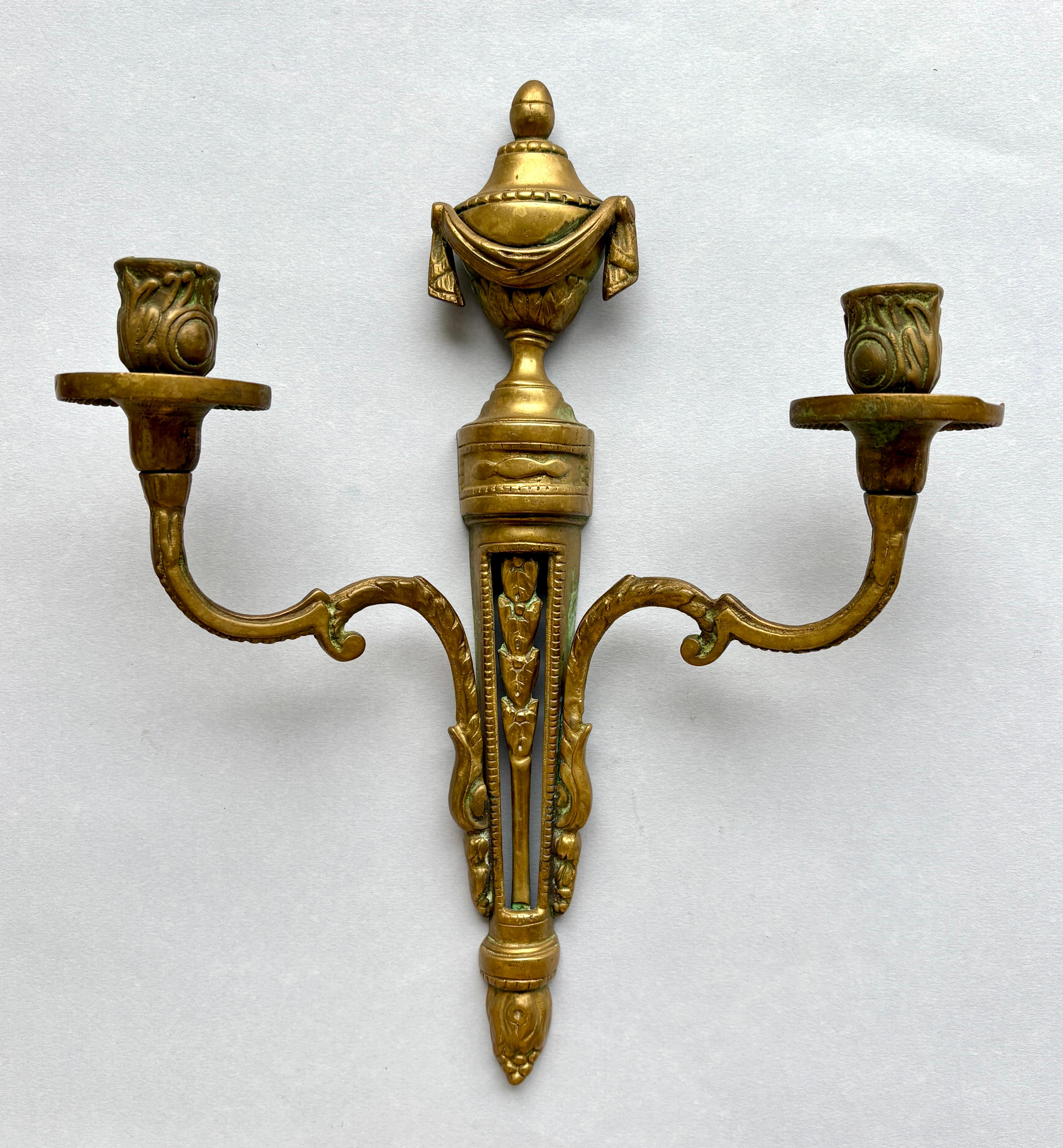 Par di lampade da parete francesi in bronzo dei primi del Novecento - stile Luigi XVI Revival in vendita 4