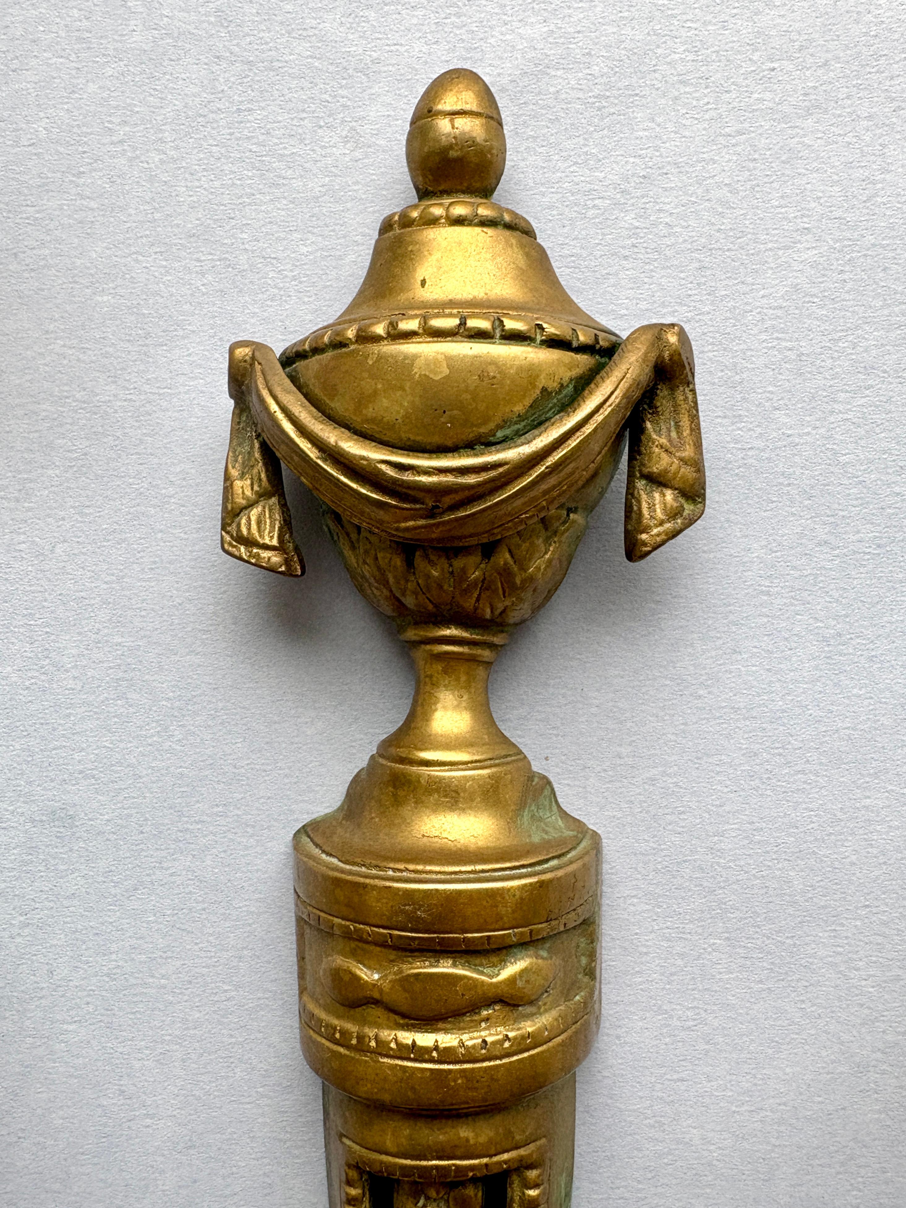 Par di lampade da parete francesi in bronzo dei primi del Novecento - stile Luigi XVI Revival in vendita 5