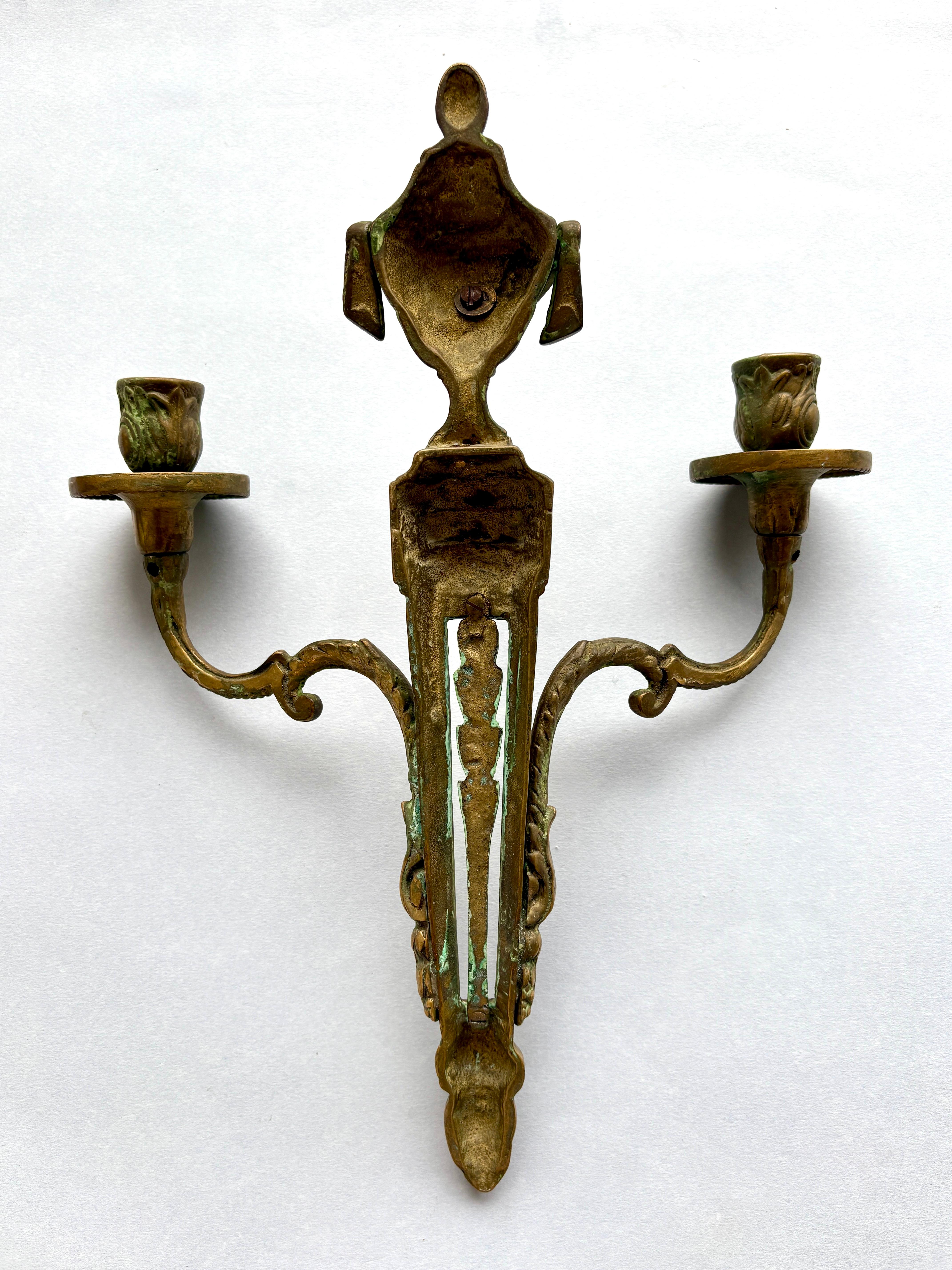 Par di lampade da parete francesi in bronzo dei primi del Novecento - stile Luigi XVI Revival in vendita 6