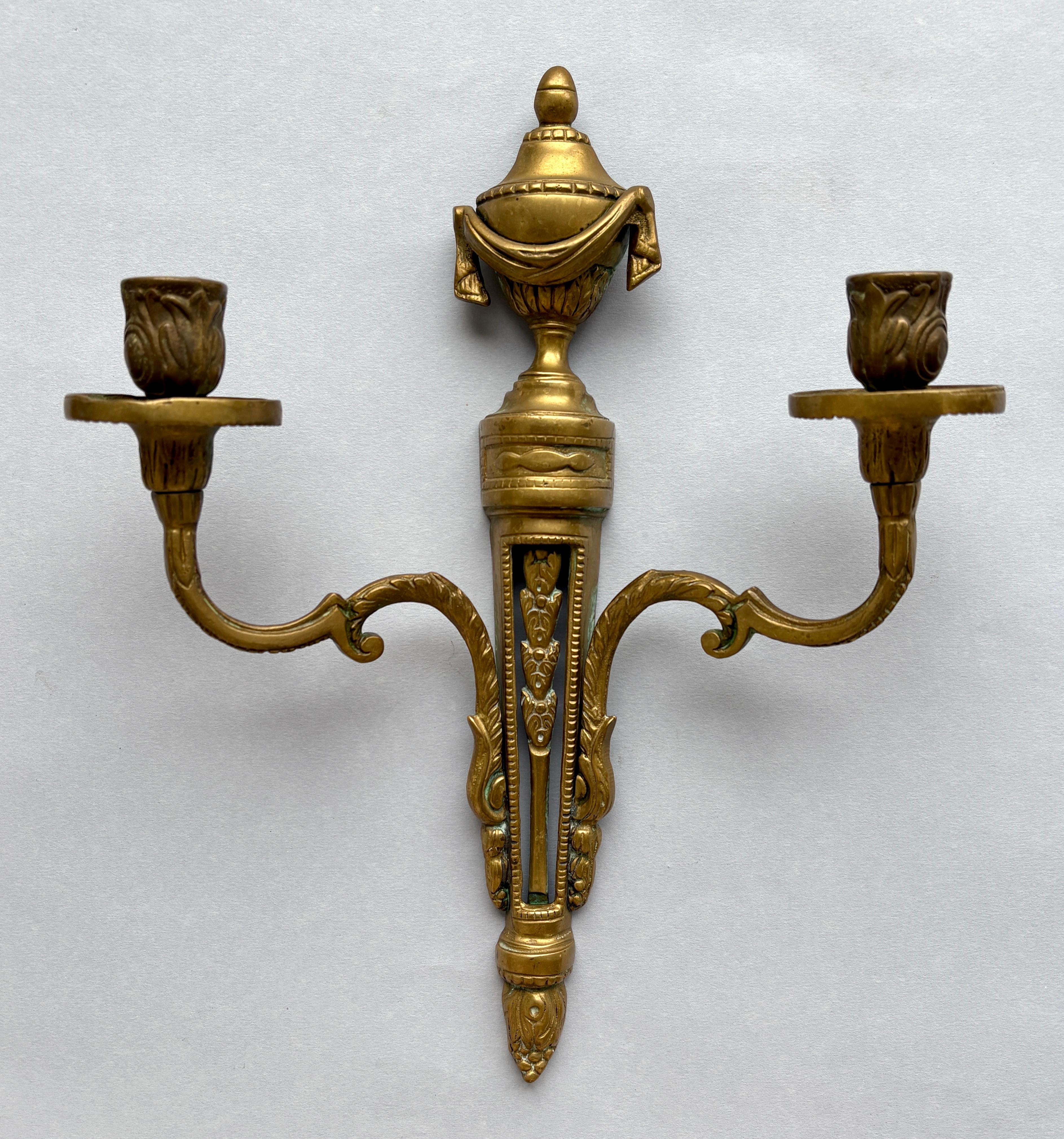 Neoclassico Par di lampade da parete francesi in bronzo dei primi del Novecento - stile Luigi XVI Revival in vendita