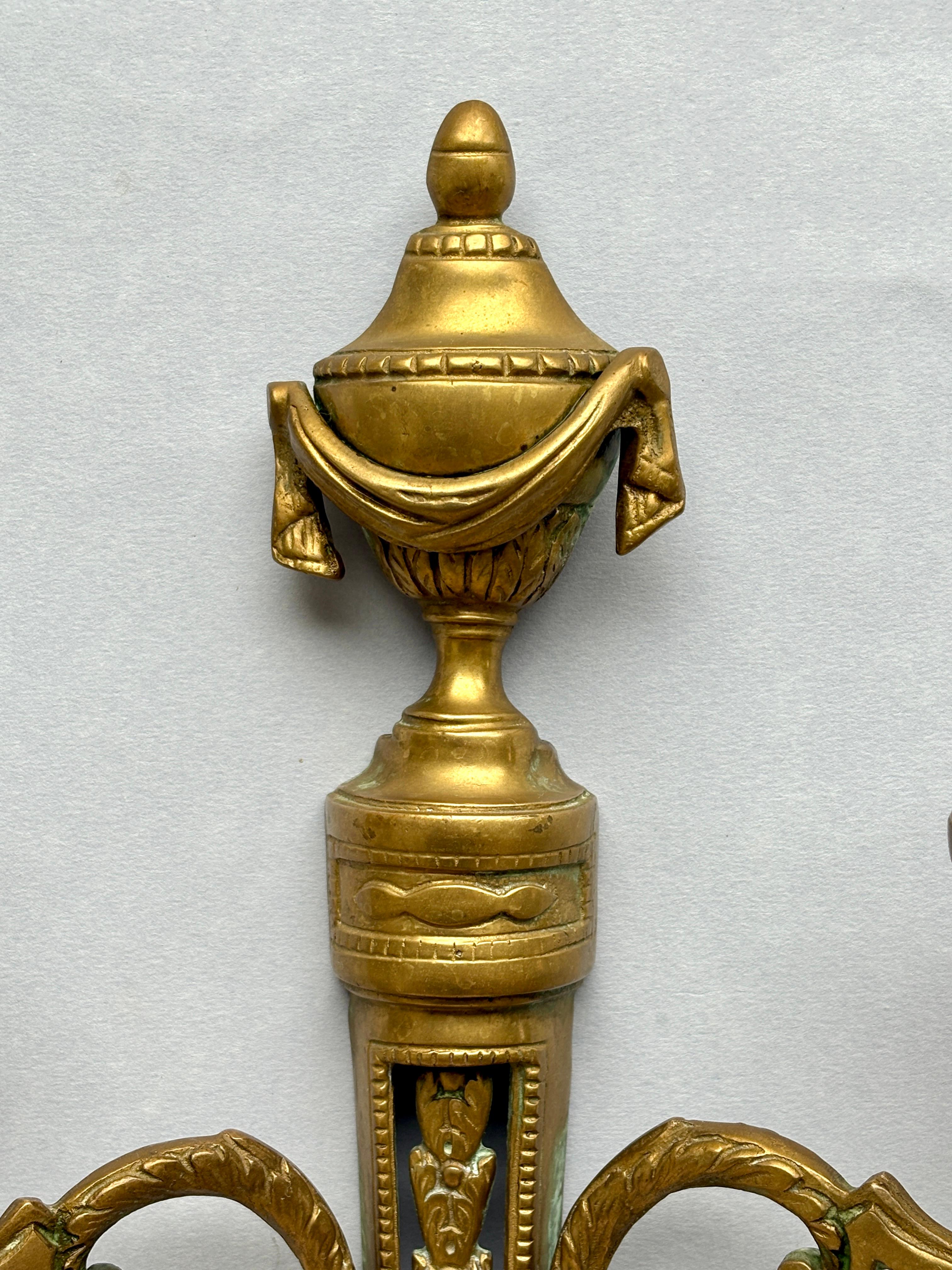 Stampato Par di lampade da parete francesi in bronzo dei primi del Novecento - stile Luigi XVI Revival in vendita