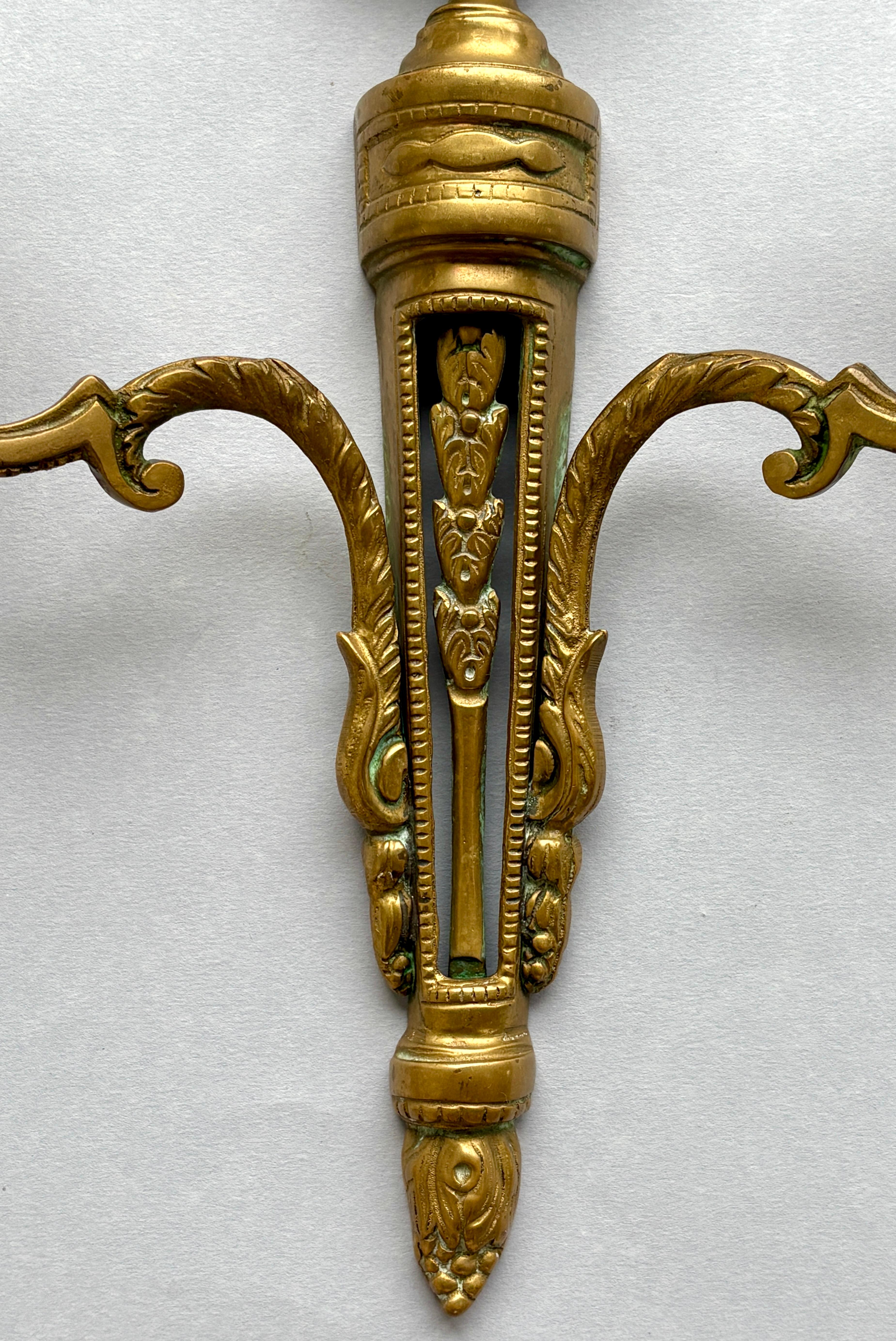 Par di lampade da parete francesi in bronzo dei primi del Novecento - stile Luigi XVI Revival In condizioni buone in vendita a COLMAR, FR