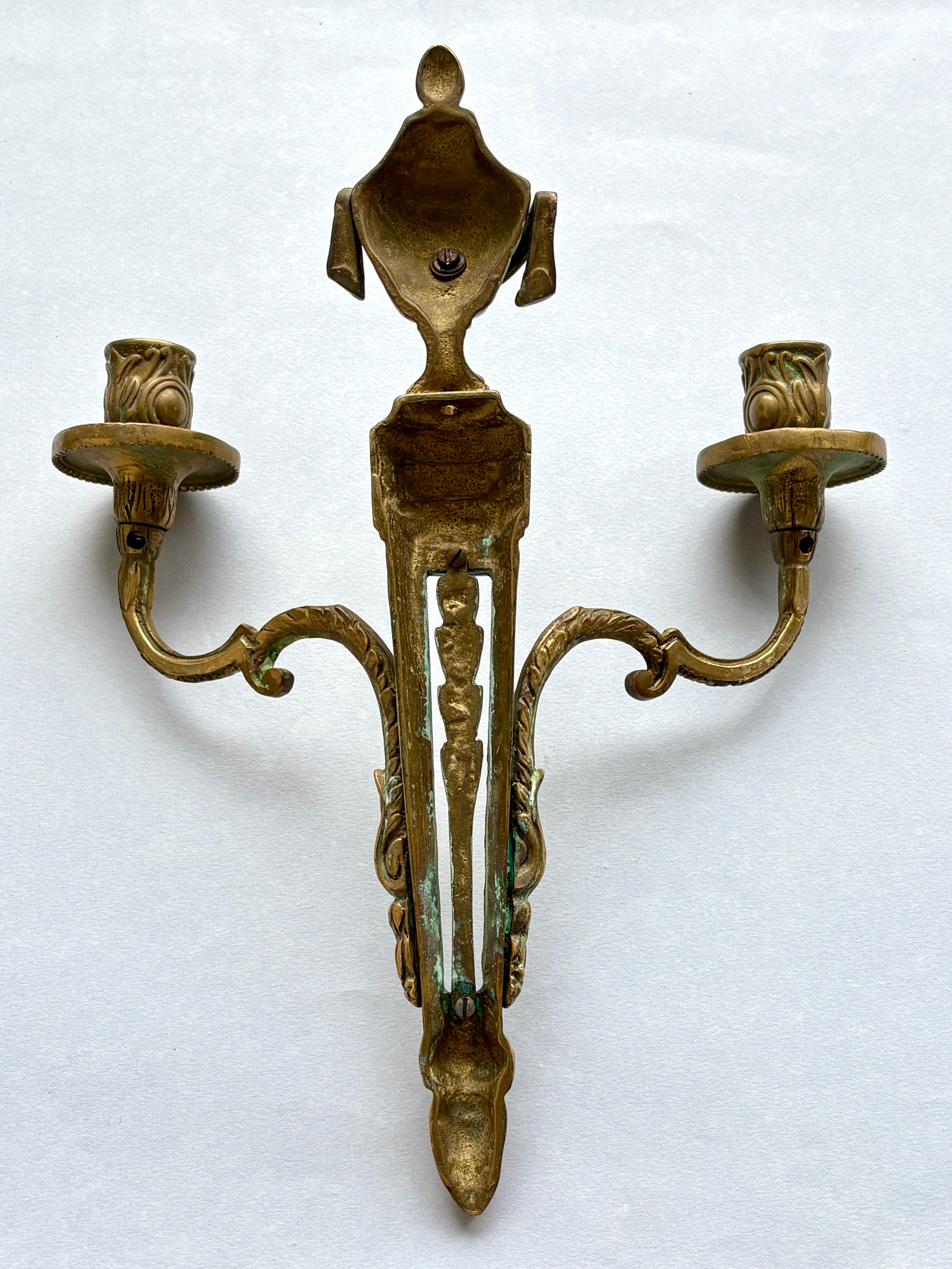 Bronzo Par di lampade da parete francesi in bronzo dei primi del Novecento - stile Luigi XVI Revival in vendita