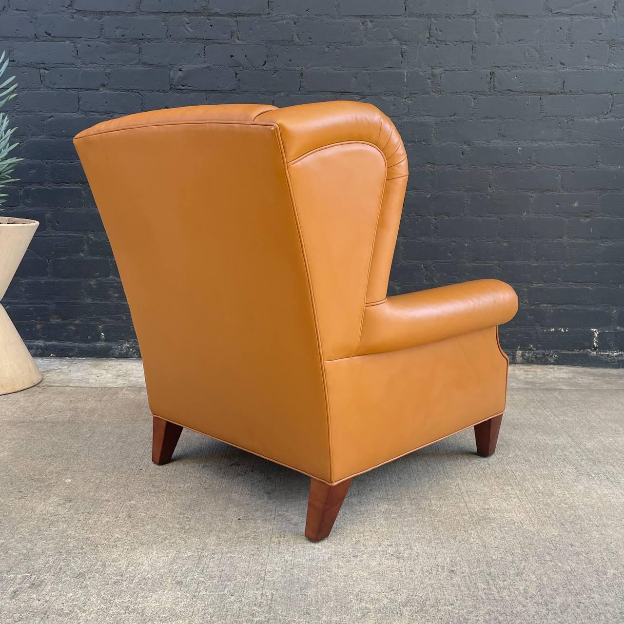 Par de chaises à oreilles vintage en cuir de style anglais Bon état - En vente à Los Angeles, CA