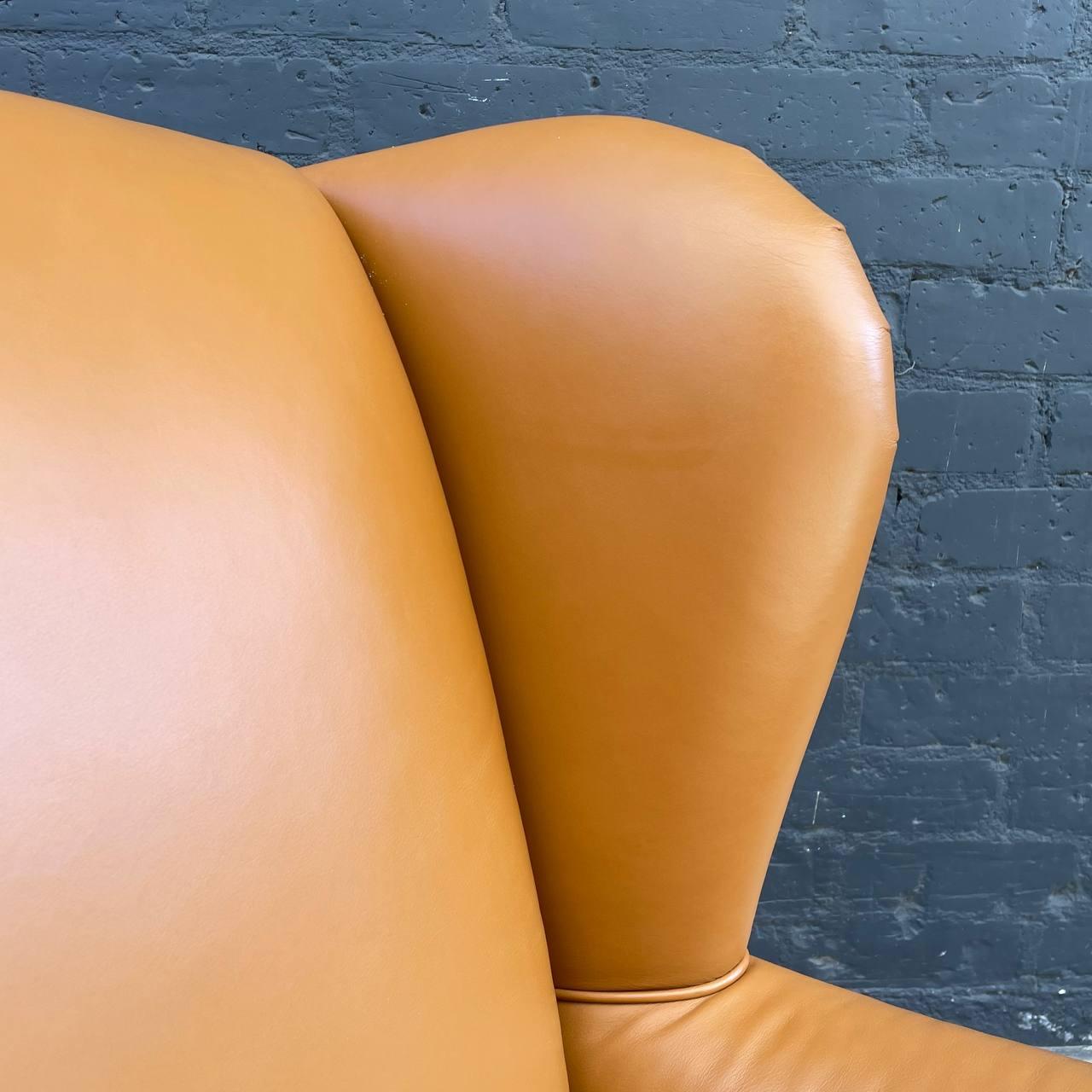 Cuir Par de chaises à oreilles vintage en cuir de style anglais en vente