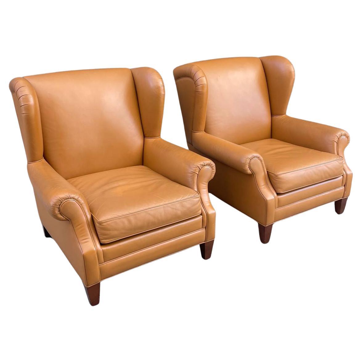 Par de chaises à oreilles vintage en cuir de style anglais en vente