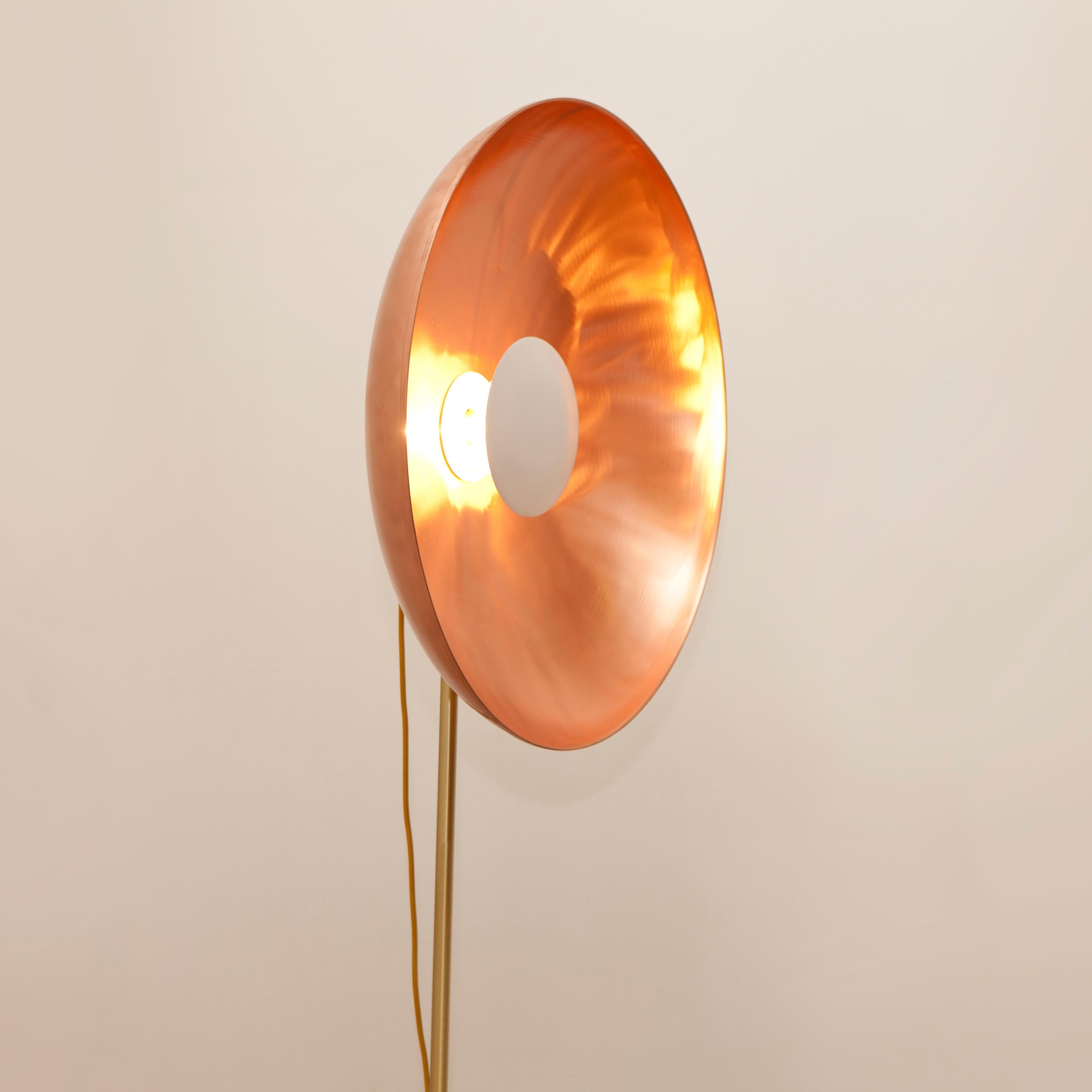 Parabola Copper, Floor Lamp with Brass Base and Copper Disc by Atelier Biagetti (Italienisch) im Angebot