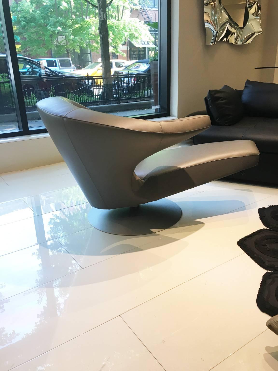 Its powerful design makes the Parabolica swivel armchair a fantastic object in your living room. The asymmetric form allows at least three user experiences: sitting “normally”, laid back relaxed or sitting actively with the armrest as a little desk.