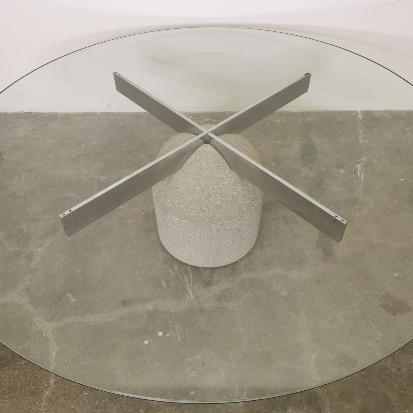 The Paracarro table, designed by Giovanni Offredi, is a true masterpiece that seamlessly blends functionality and aesthetic appeal. With its elegant and contemporary design, this table captures attention in any setting. Crafted with precision and