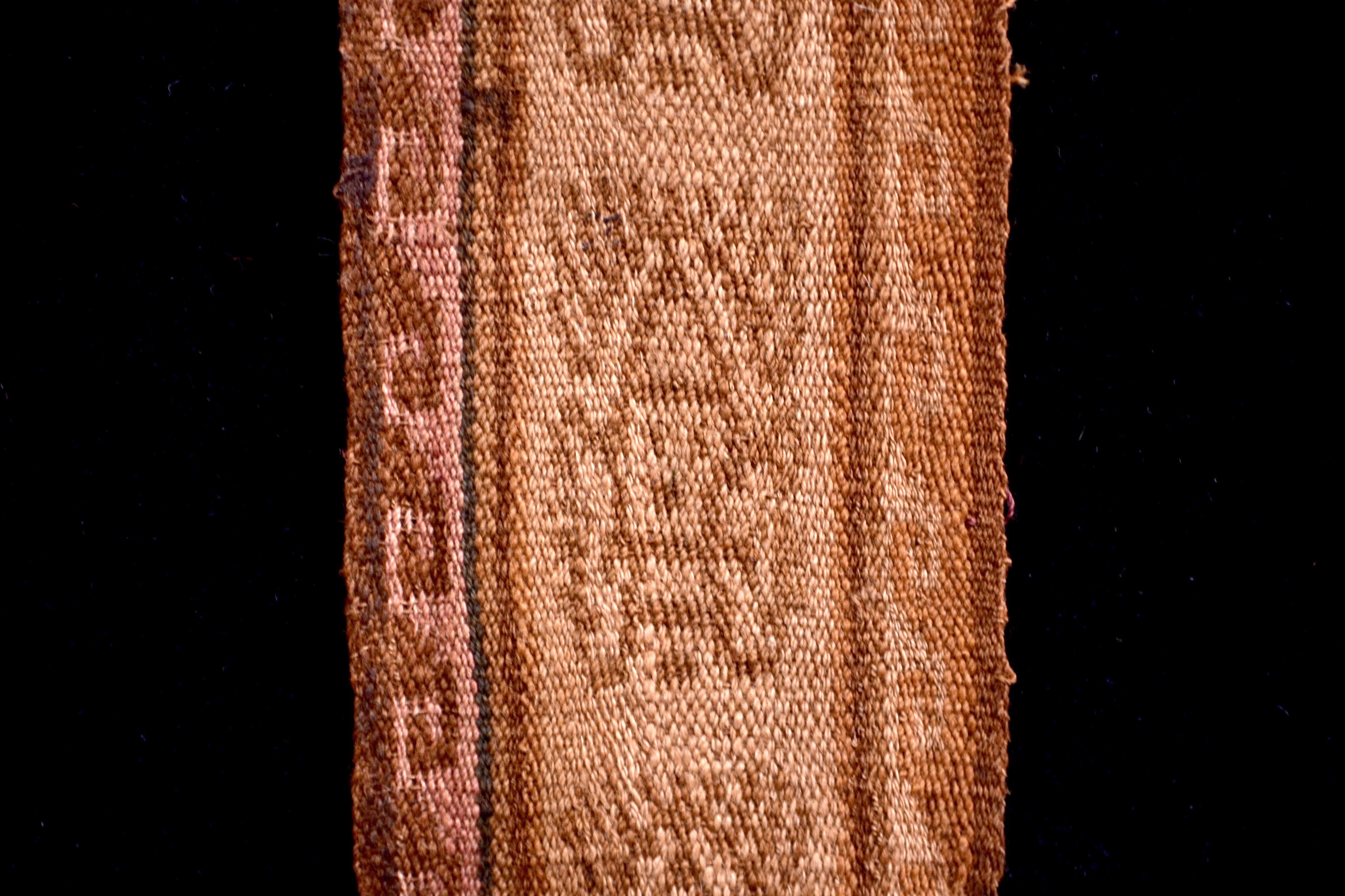 Fragment de textile Pre-Columbian dans les tons de terre avec 5 figures anthropomorphes de chaman brodées. Cette pièce est encadrée dans une boîte à ombre noire.

C'est un émerveillement de contempler des antiquités telles qu'un textile
