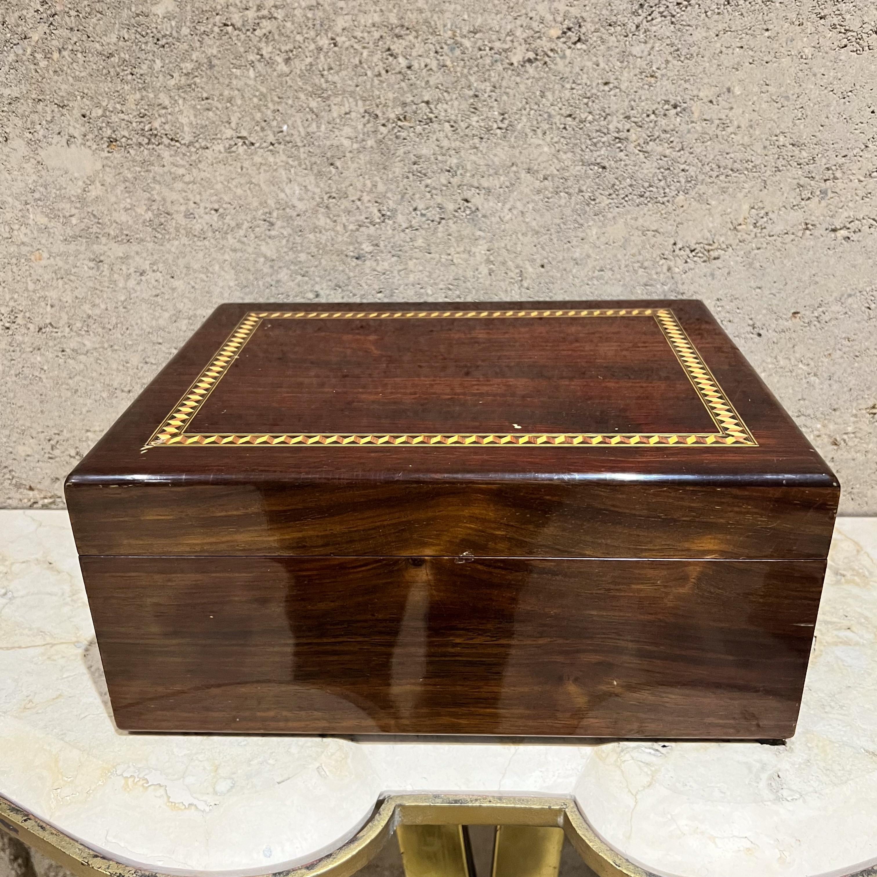 Scatola per sigari Humidor Paradigm con intarsio in legno
5,5 H. x 12 L. x 9,5 D.
Usato d'epoca
Fare riferimento alle immagini.