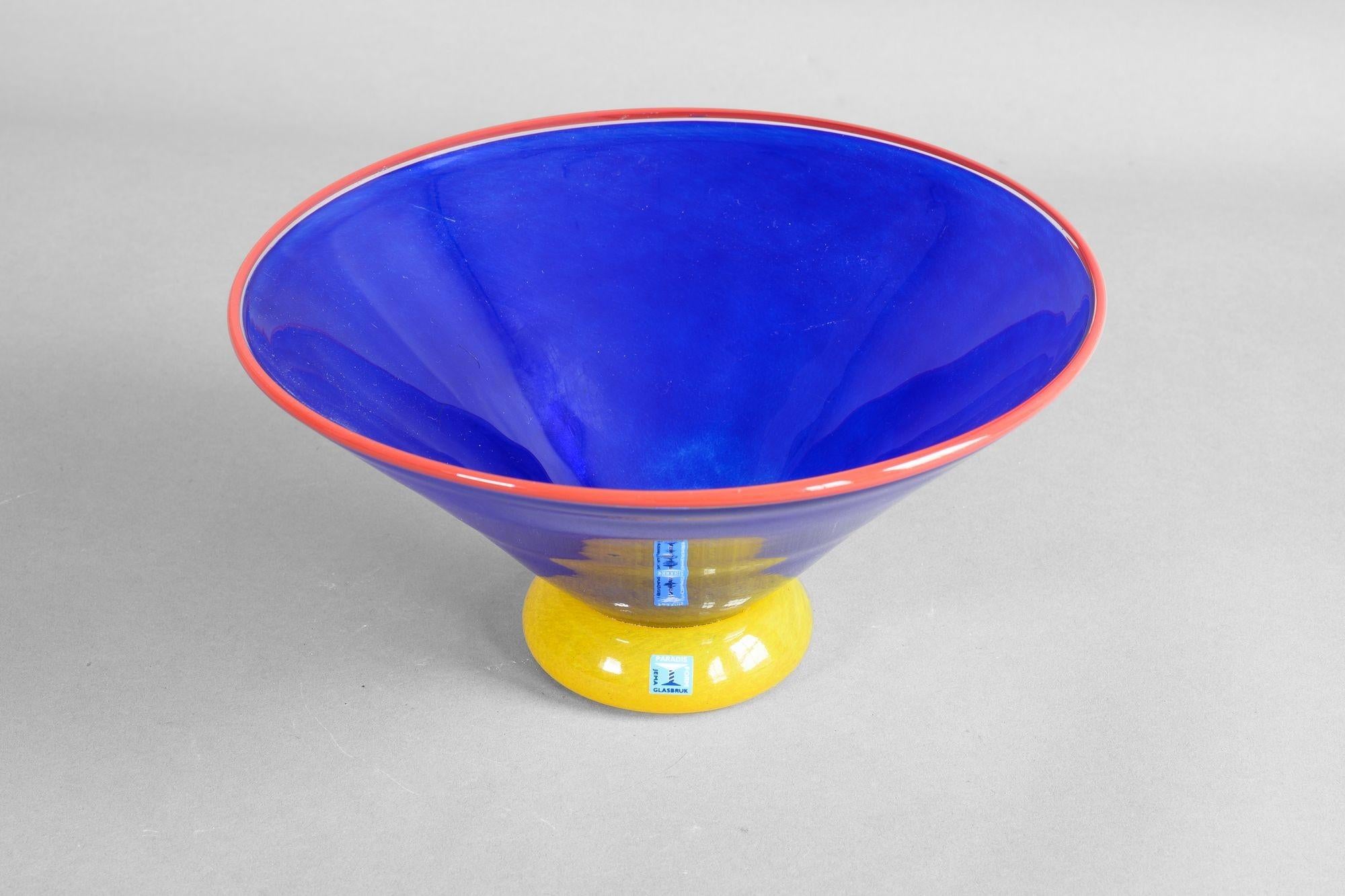 Swedish decorative glass bowl by Paradis in a deep blue with red and gellow decoration. Sweden circa 1970.

H 11cm x W 22cm x D 22cm