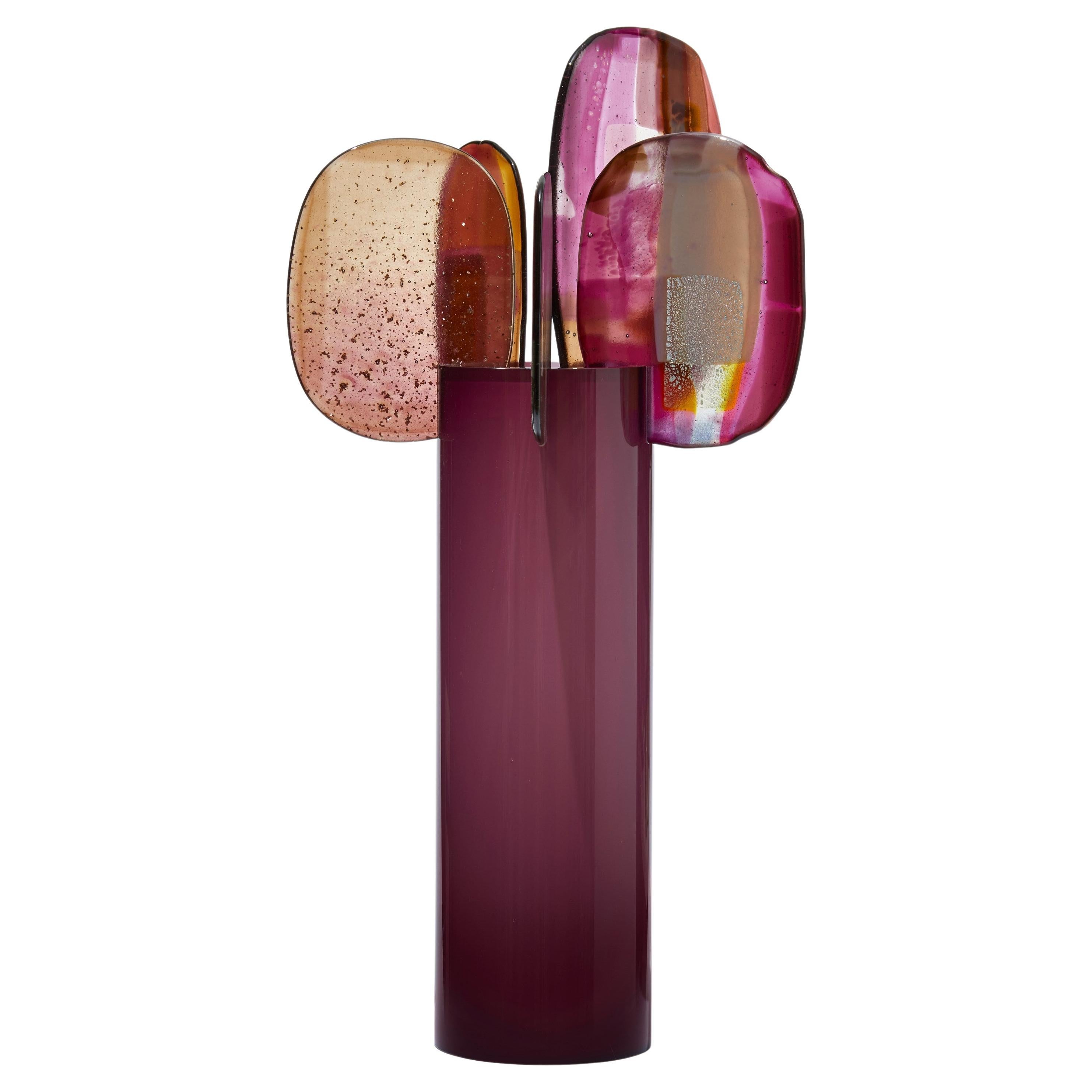 Paraíso 10 Amazónica, escultura de vidrio morado, rosa, rojo y dorado de Amy Cushing