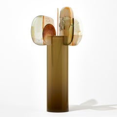 Paradise 10 CACAO, una scultura in vetro color cachi, ruggine, arancione e crema di Amy Cushing