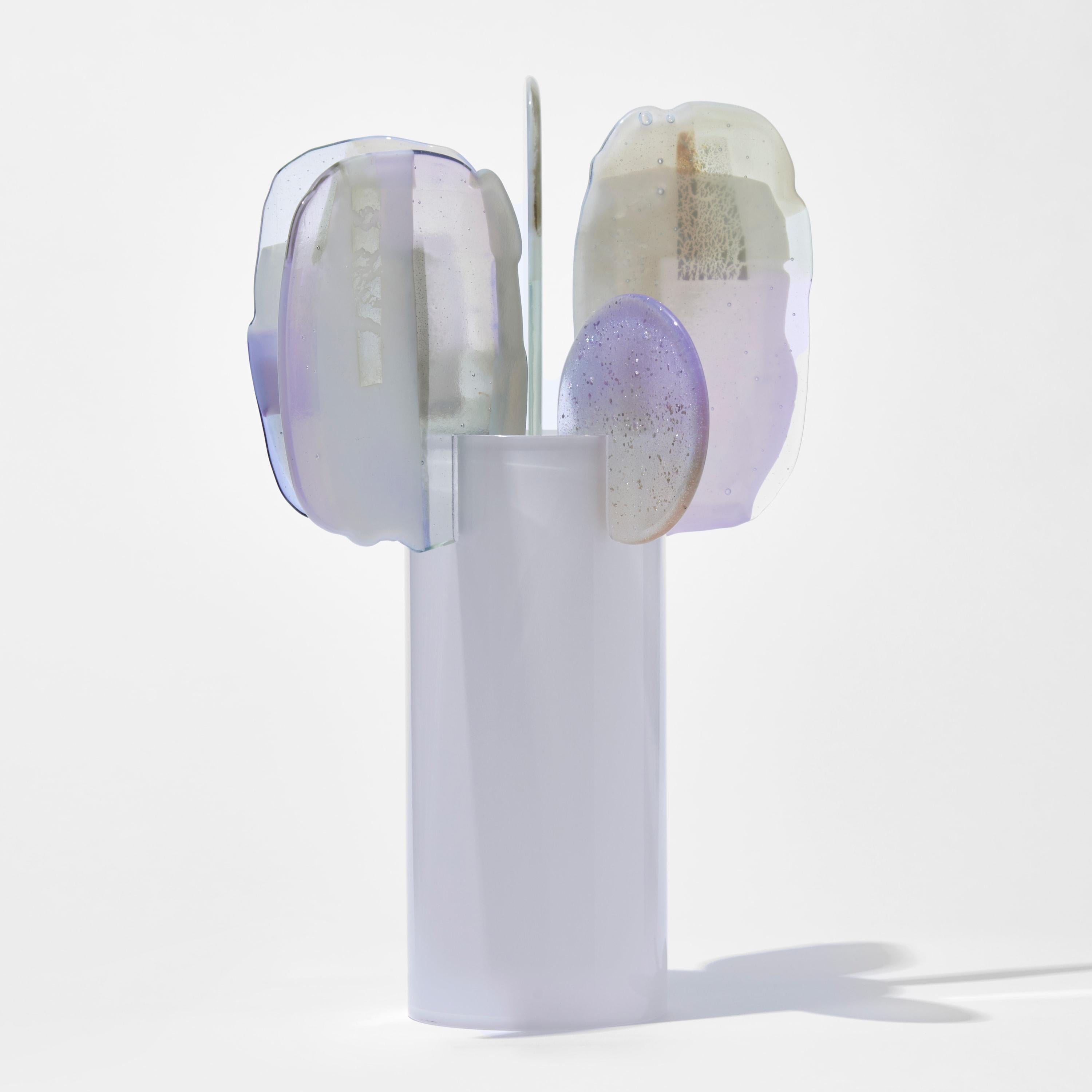 Britannique Paradise 10 Lilium, lilas, gris et jade paire de sculptures en verre d'Amy Cushing en vente