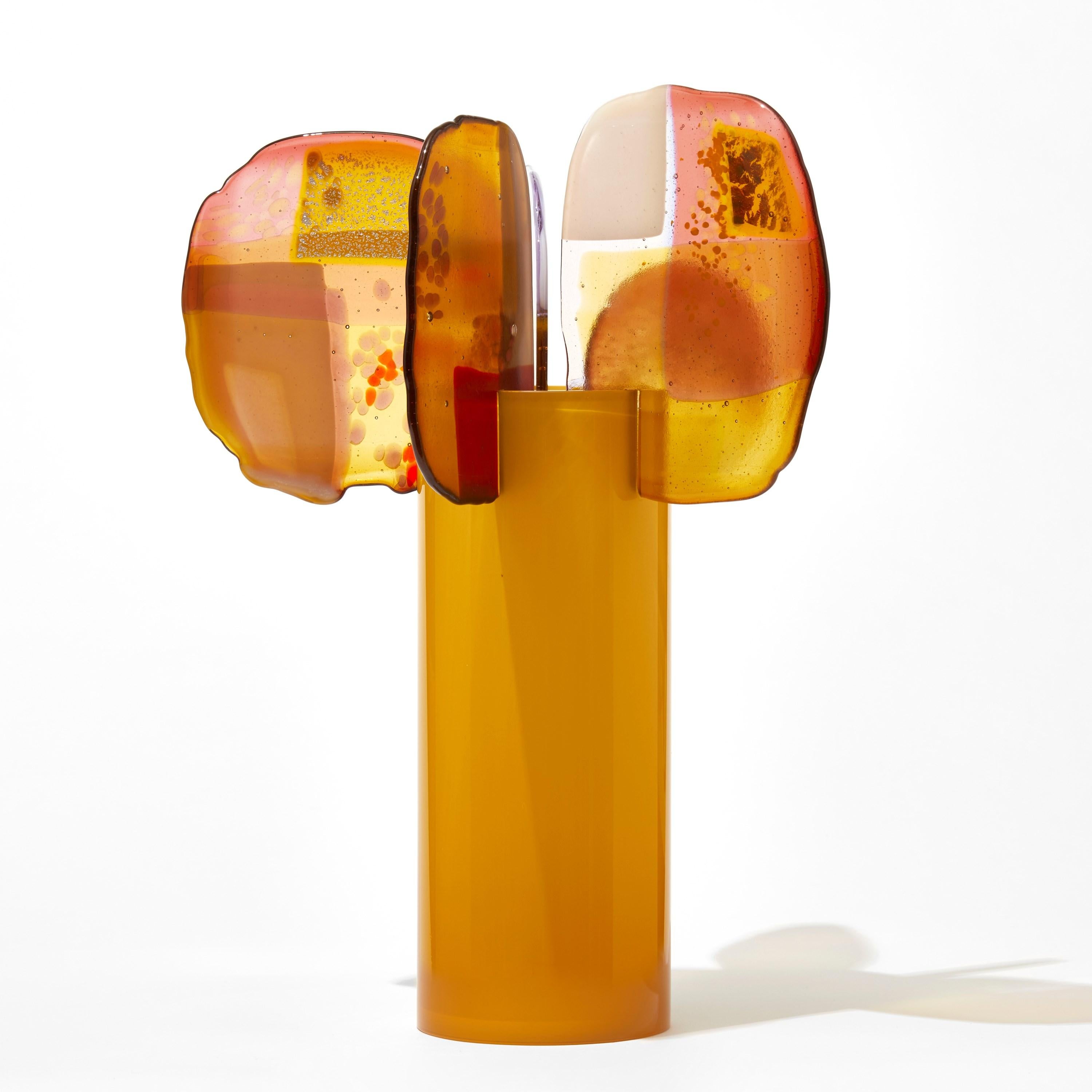 Paraíso 10 Passiflora, escultura de vidrio rosa, ámbar, rojo y dorado de Amy Cushing Británico en venta