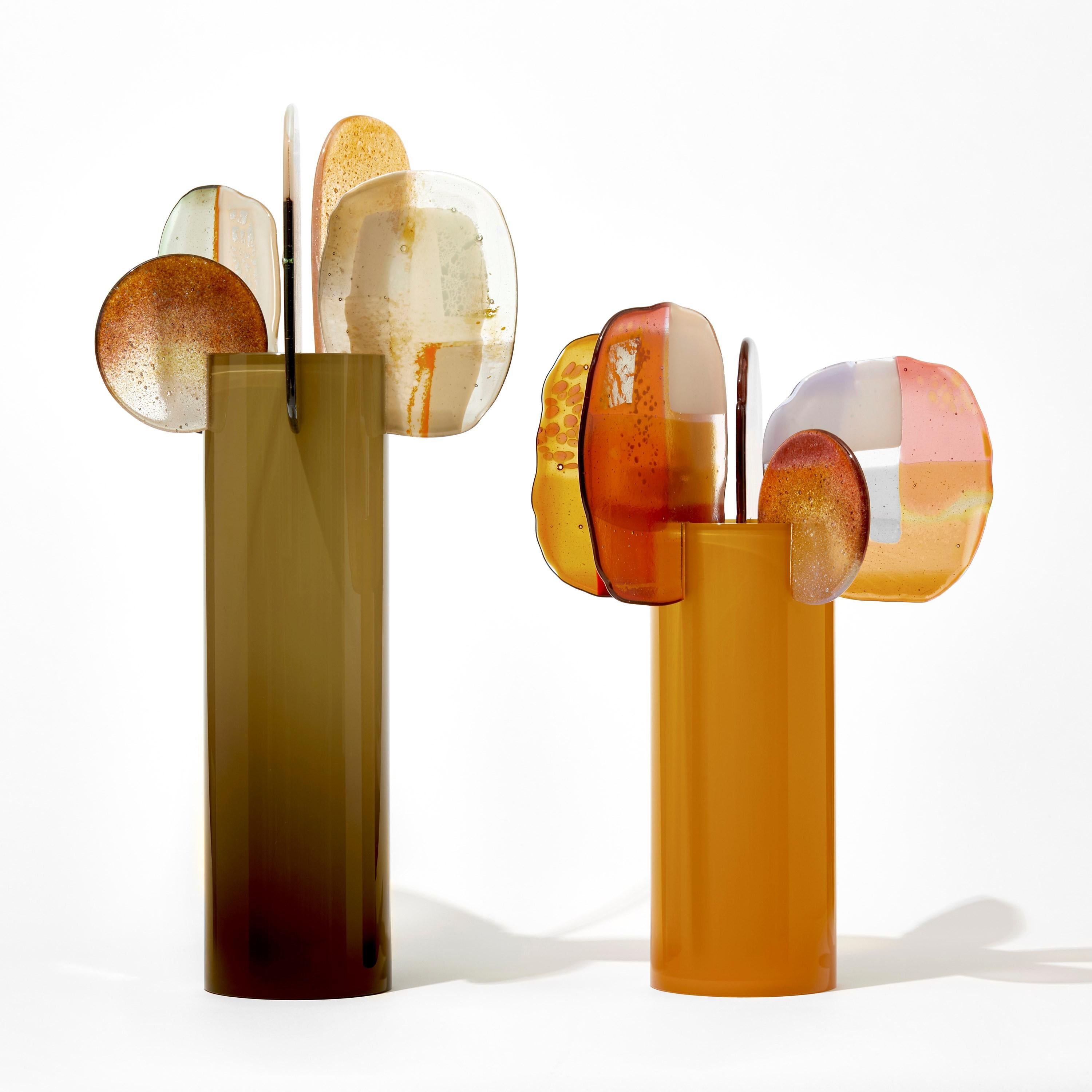 Paraíso 10 Passiflora, escultura de vidrio rosa, ámbar, rojo y dorado de Amy Cushing Siglo XXI y contemporáneo en venta