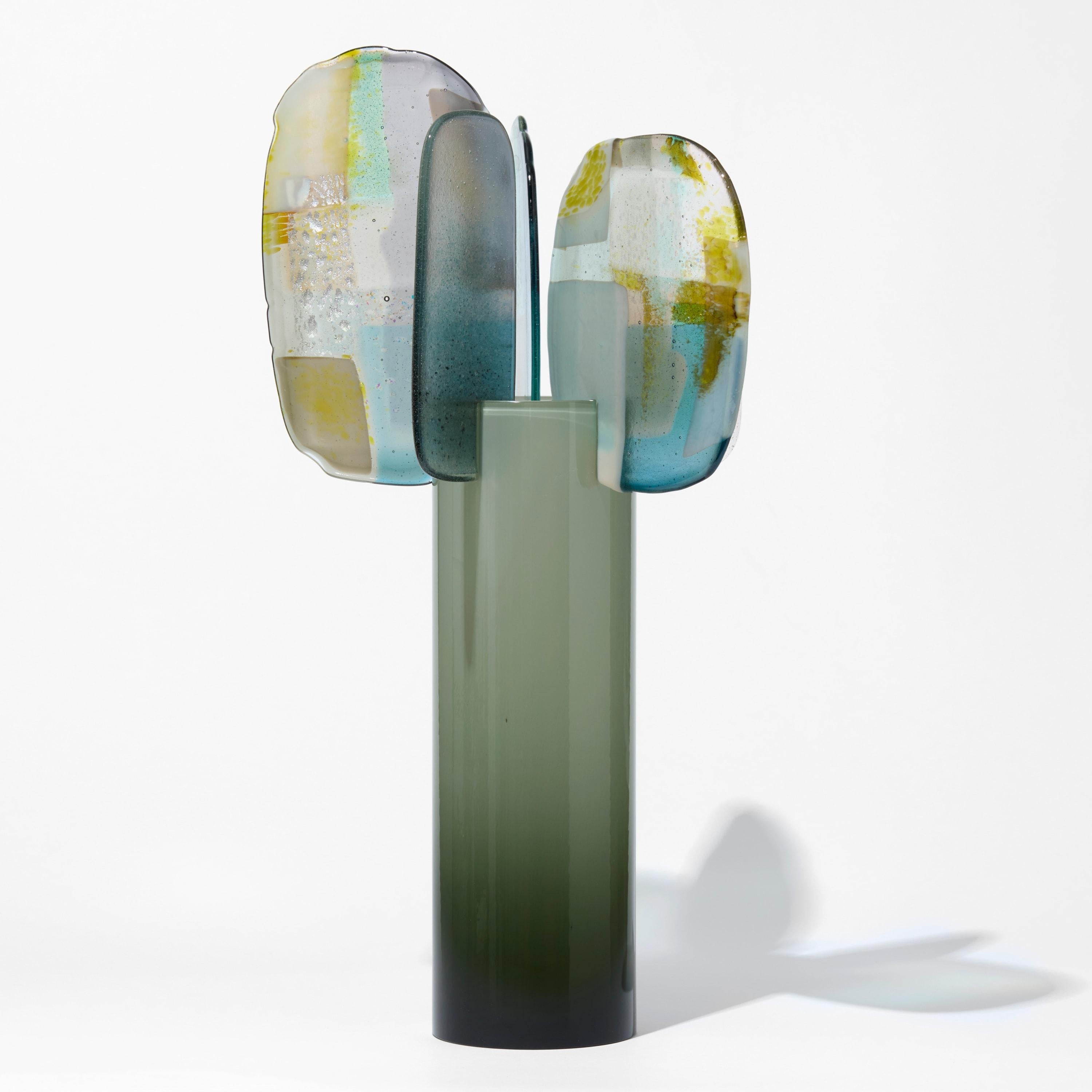Paradise 11 Juniper Moss, escultura verde azulado, ocre, rosa y gris de Amy Cushing Moderno orgánico en venta