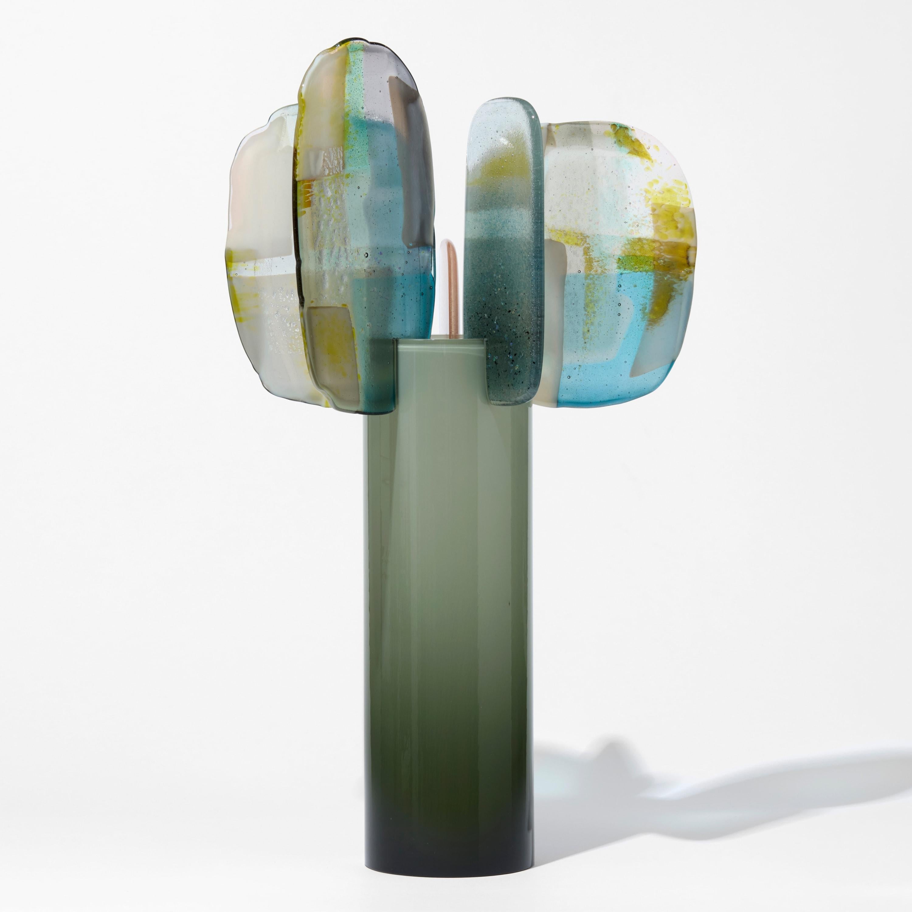 Paradise 11 Juniper Moss, escultura verde azulado, ocre, rosa y gris de Amy Cushing Británico en venta