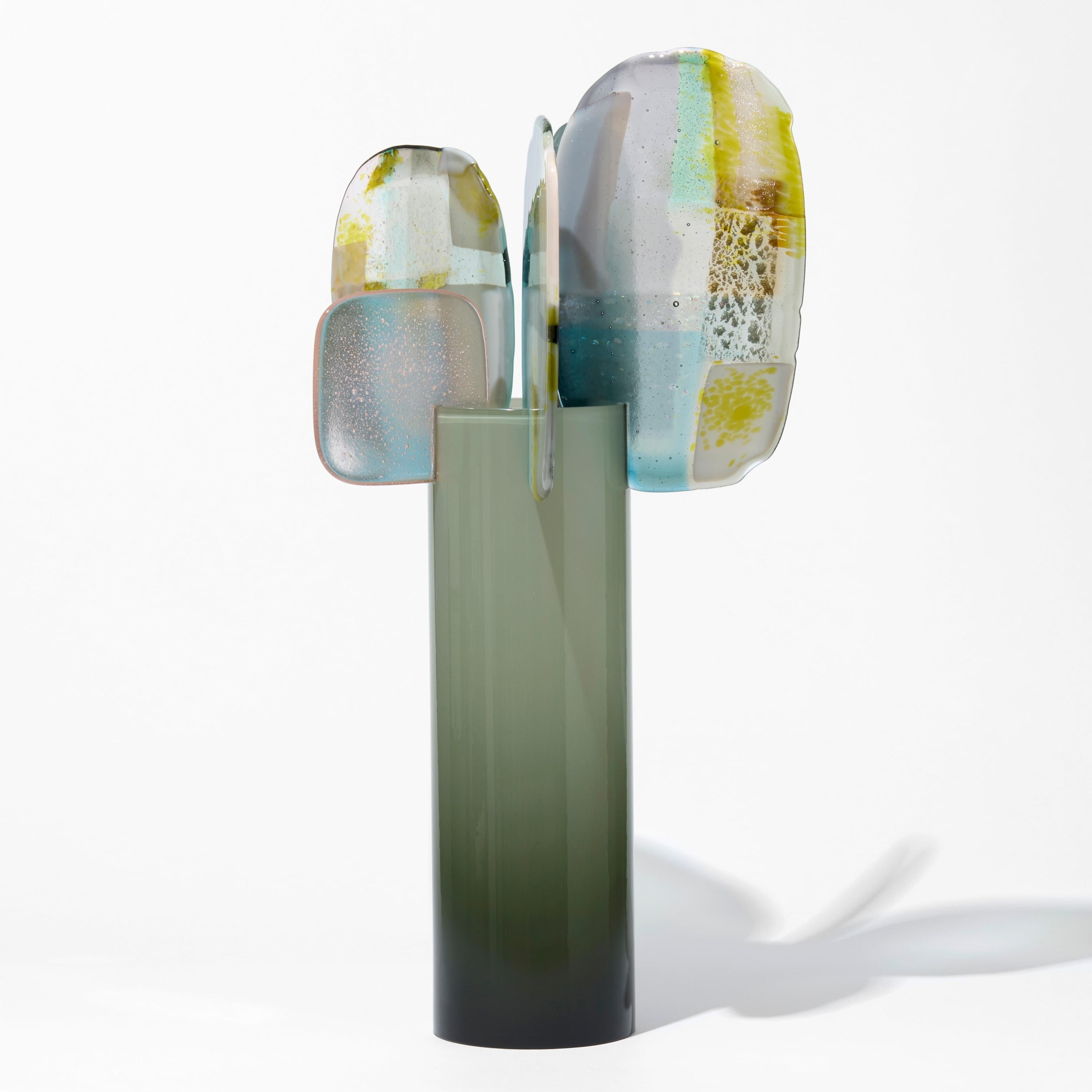 Paradise 11 Juniper Moss, escultura verde azulado, ocre, rosa y gris de Amy Cushing Hecho a mano en venta