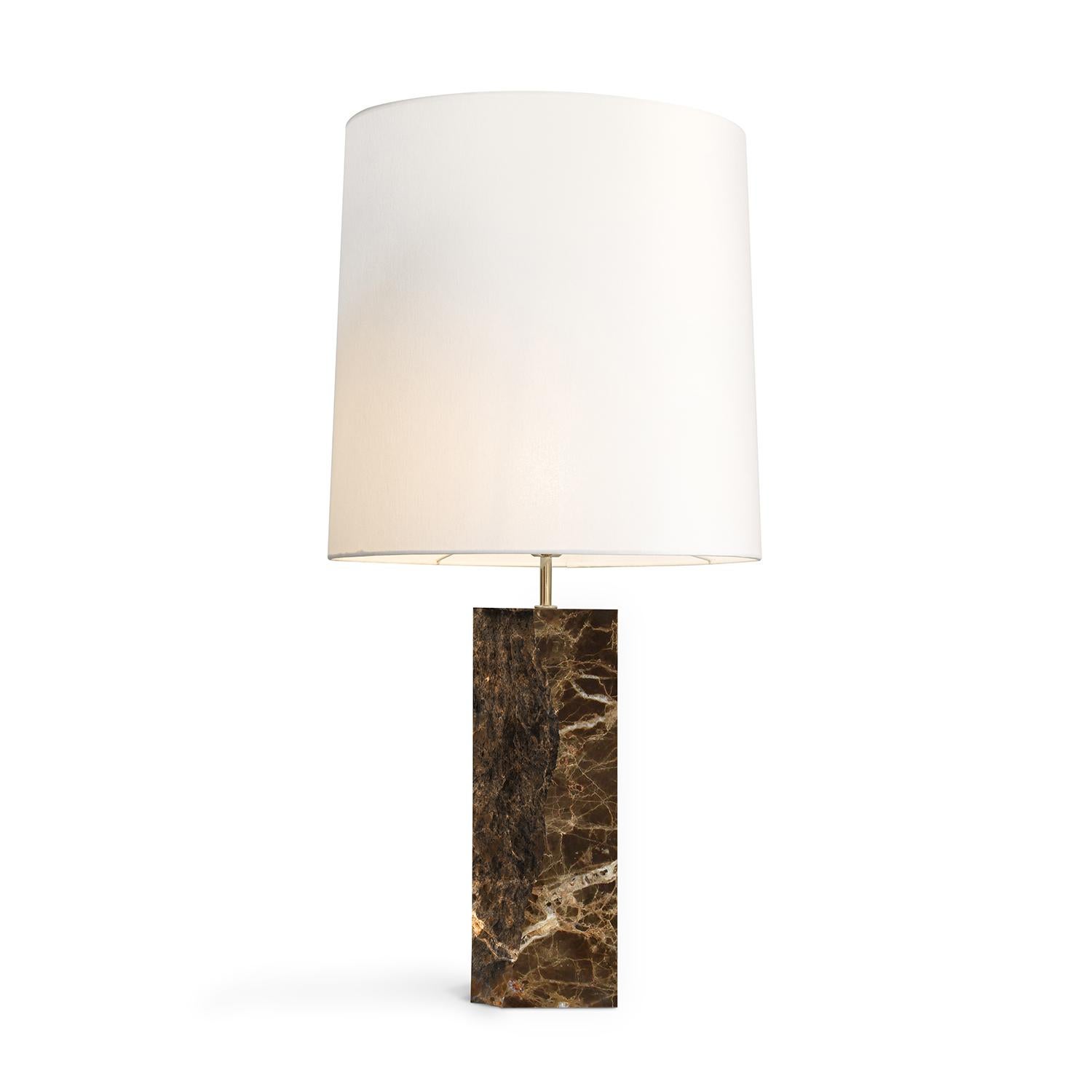 Lampe de table Paradise Brown Full Marble avec base
en marbre blanc sculpté, avec lampe en laiton poli
tige et avec abat-jour en coton blanc. 1 ampoule, lampe
support type E27, Max 40 watt, ampoule non incluse.
Également disponible sur demande en