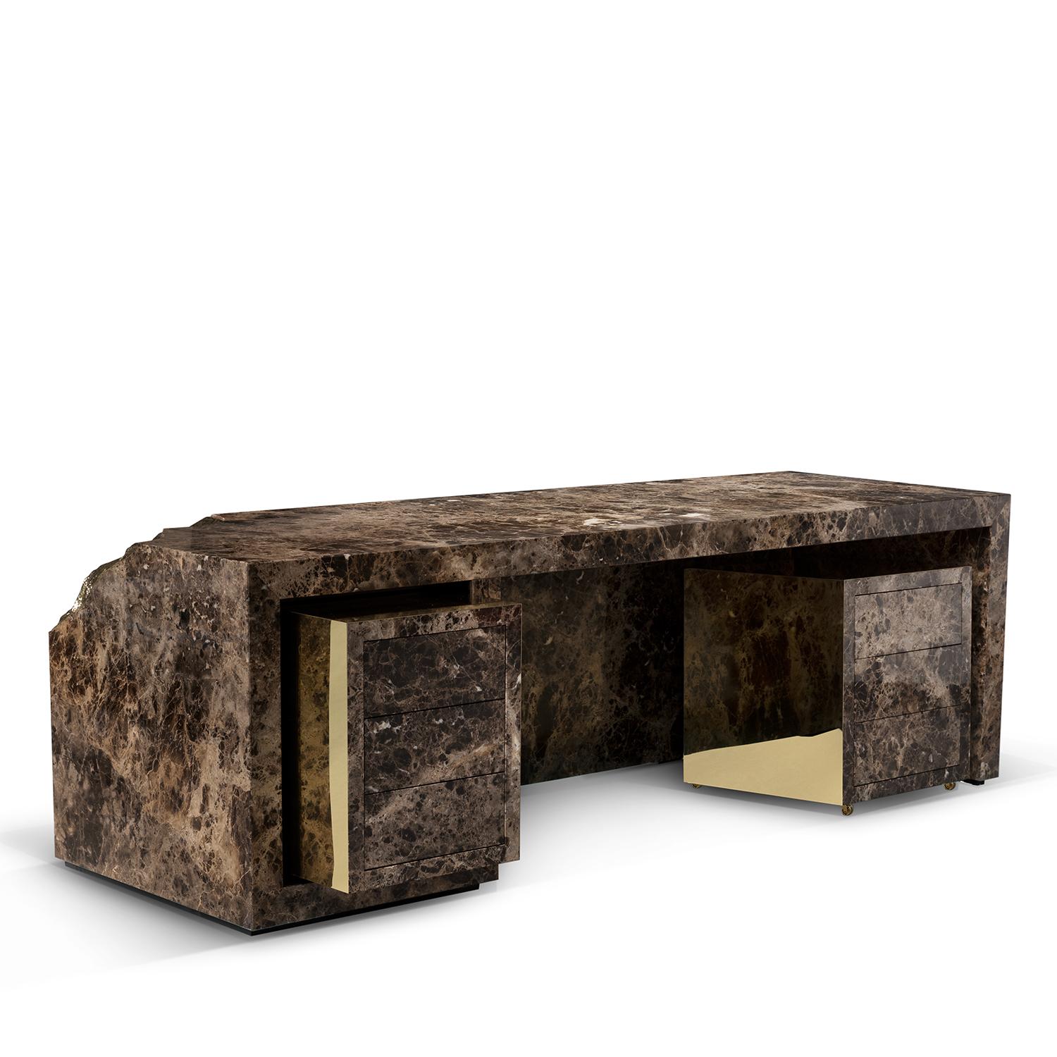 Schreibtisch Paradise mit Holzstruktur bedeckt mit emperador
geschnittene Marmorplatten. Mit Details aus poliertem, gehämmertem Messing
und Walnusswurzelvenner. Schreibtisch mit 6 Schubladen, 3 Schubladen pro Seite
mit poliertem Messing um das