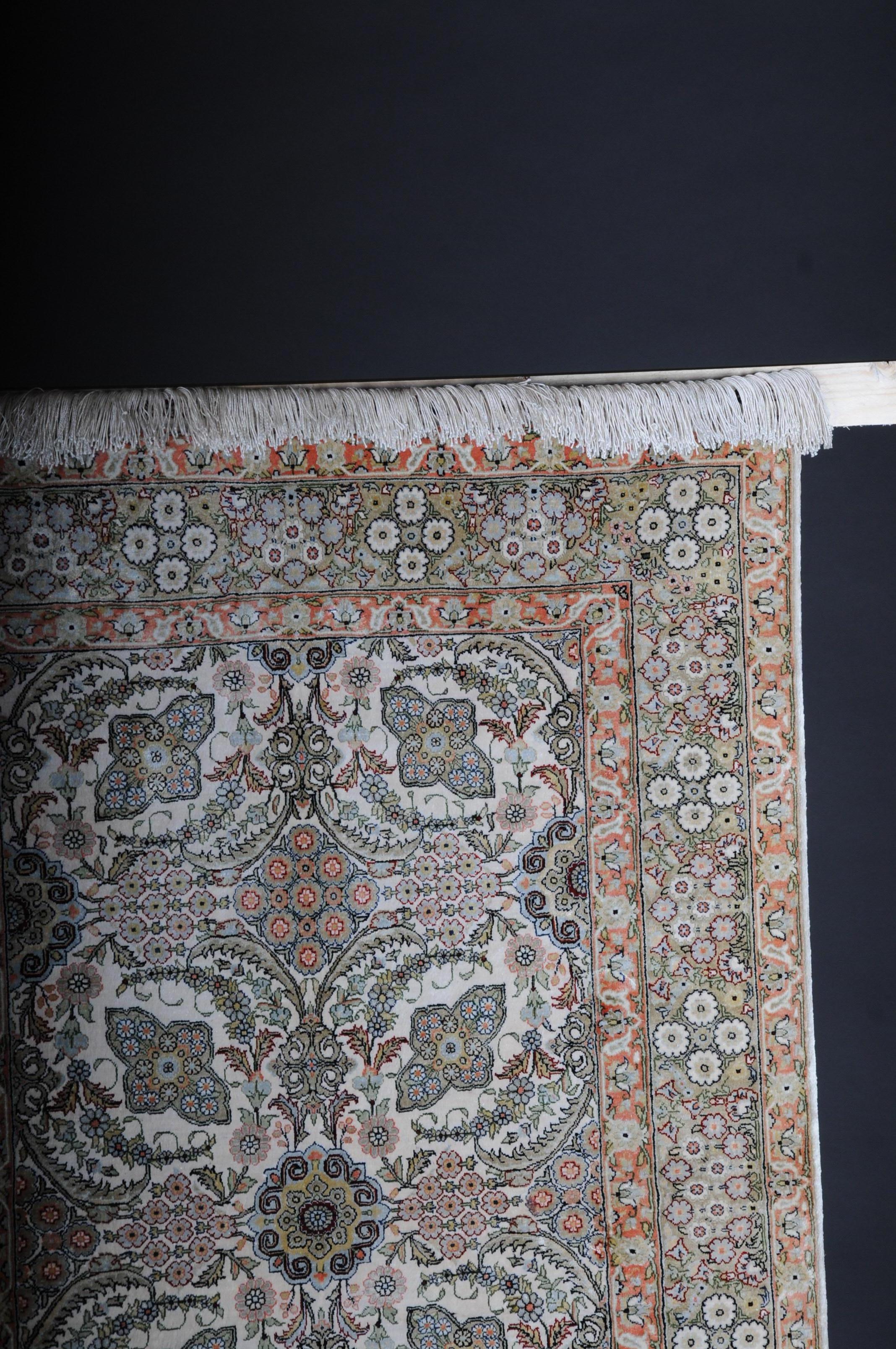 Paradise prayer rug, silk end of the 20th century

Silk on silk. Brightly cream colored mirror with field filling and pendants.
Dense silk pile. All-round original finals. Fine silk extremely fine weave in good condition.

(Y-127).